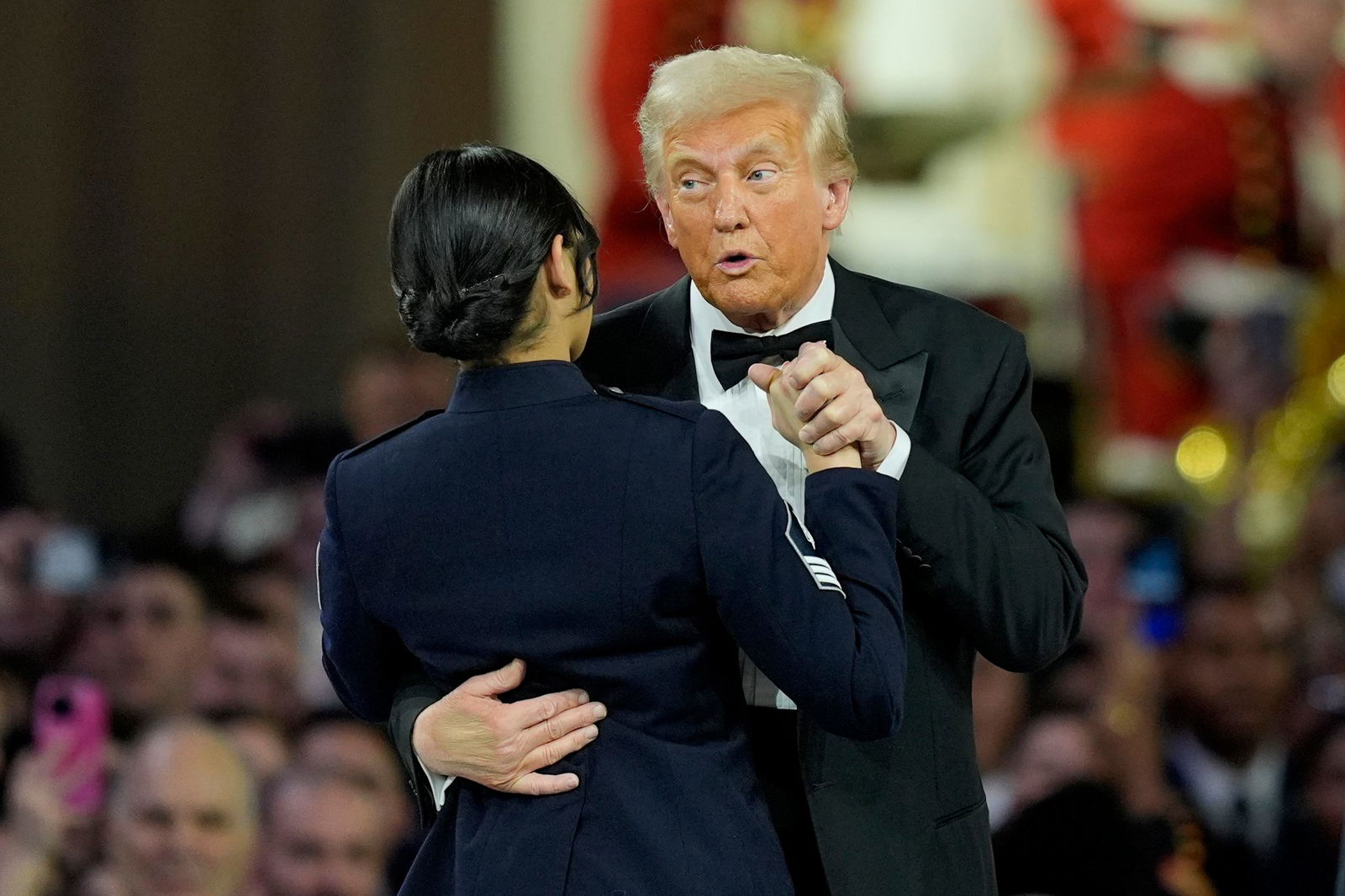 Trump tanze nicht nur mit seiner Frau, sondern auch mit einem Mitglied der Streitkräfte.