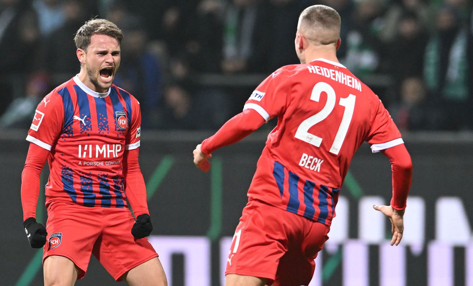 Leonardo Scienzas (l.) Freistoßtor in der Nachspielzeit bringt Heidenheim aus der Abstiegszone.