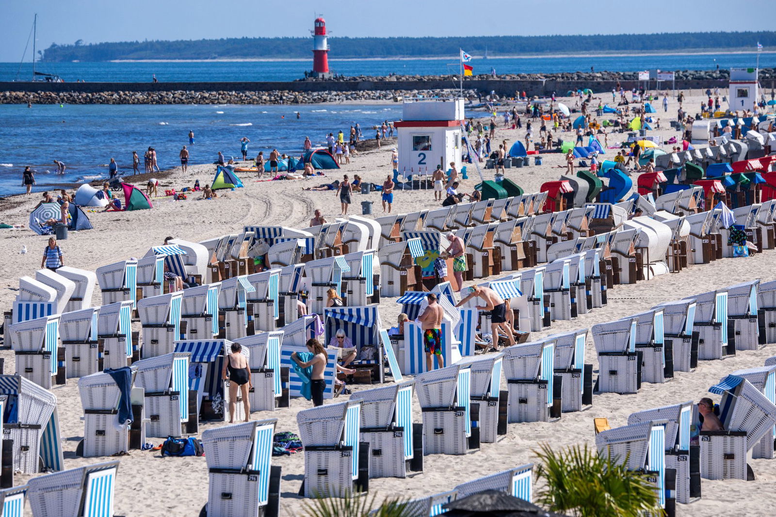 Die Forscher erwarten, dass die deutschsprachige Bevölkerung in diesem Jahr etwa 72 Millionen längere Urlaubsreisen machen wird - zum Beispiel an die Ostsee. (Symbolbild)