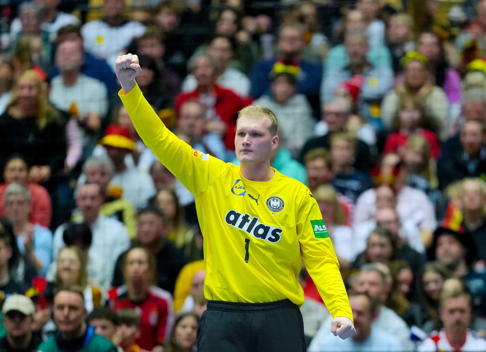 David Späth halt das DHB-Team mit starken Paraden immer wieder im Spiel. 