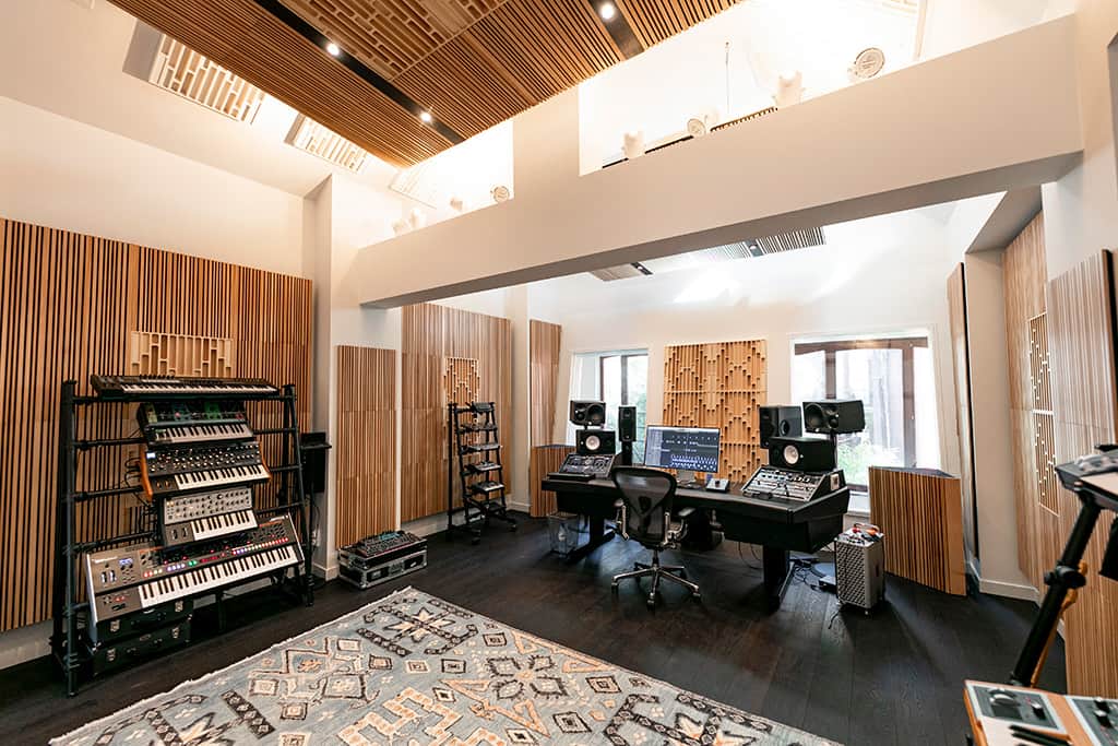 Felix' (Lost Frequencies) neues Treehouse Studio ist vollgepackt mit einer stetig wachsenden Sammlung von Hardware-Synthesizern