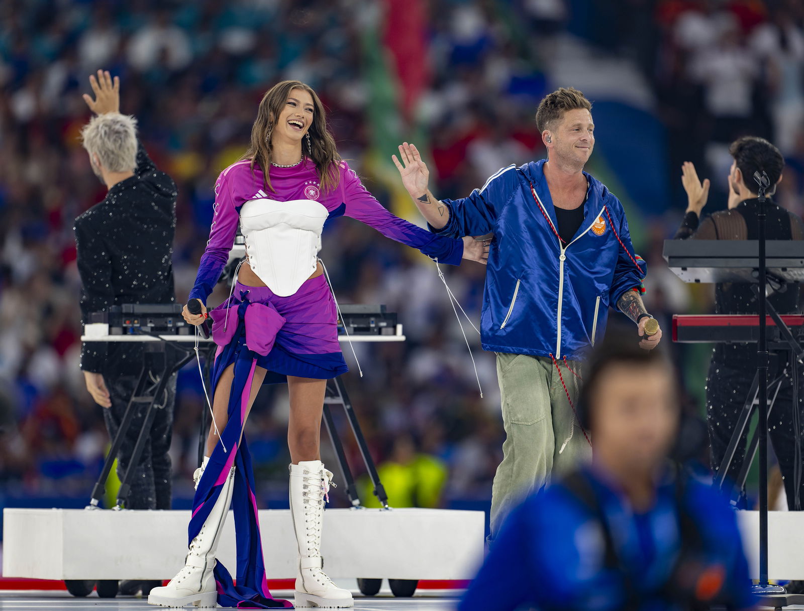 Leony und Ryan Tedder von "One Republic" performen während des Finales in Berlin den offiziellen EM-Song "Fire" 