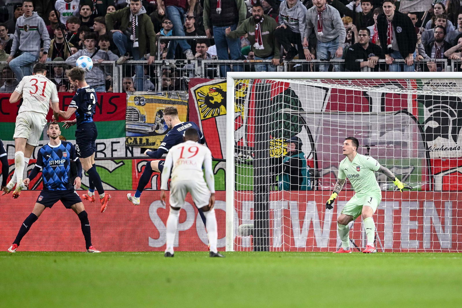 Matchwinner für Augsburg: Verteidiger Keven Schlotterbeck (l).