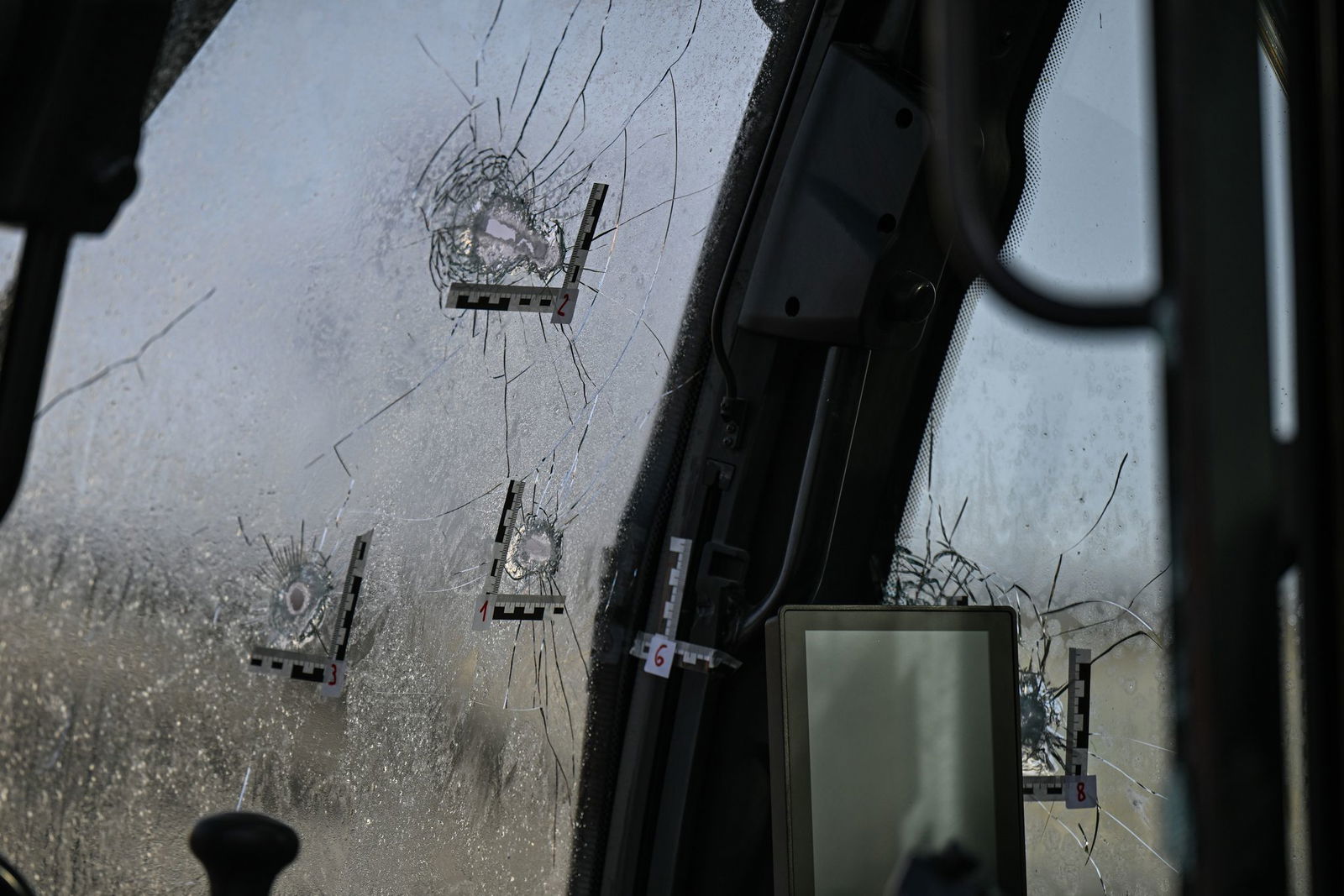 Bestätigt ist, dass mehrere Polizisten mehrere Schüsse abfeuerten.