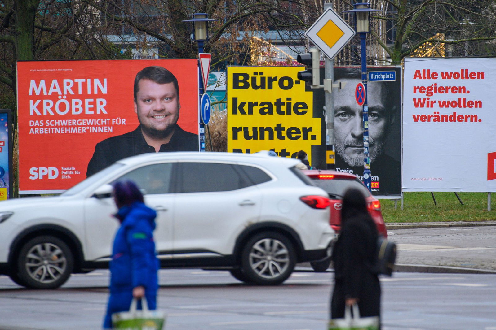 Wahlplakate, wie hier in Magdeburg, sollen nicht nur die Kandidaten und Kandidatinnen bekannter machen, sondern idealerweise auch Themen ansprechen, die die Wähler besonders bewegen. Aktuell ist das vor allem das Problemfeld Wirtschaft und Inflation.