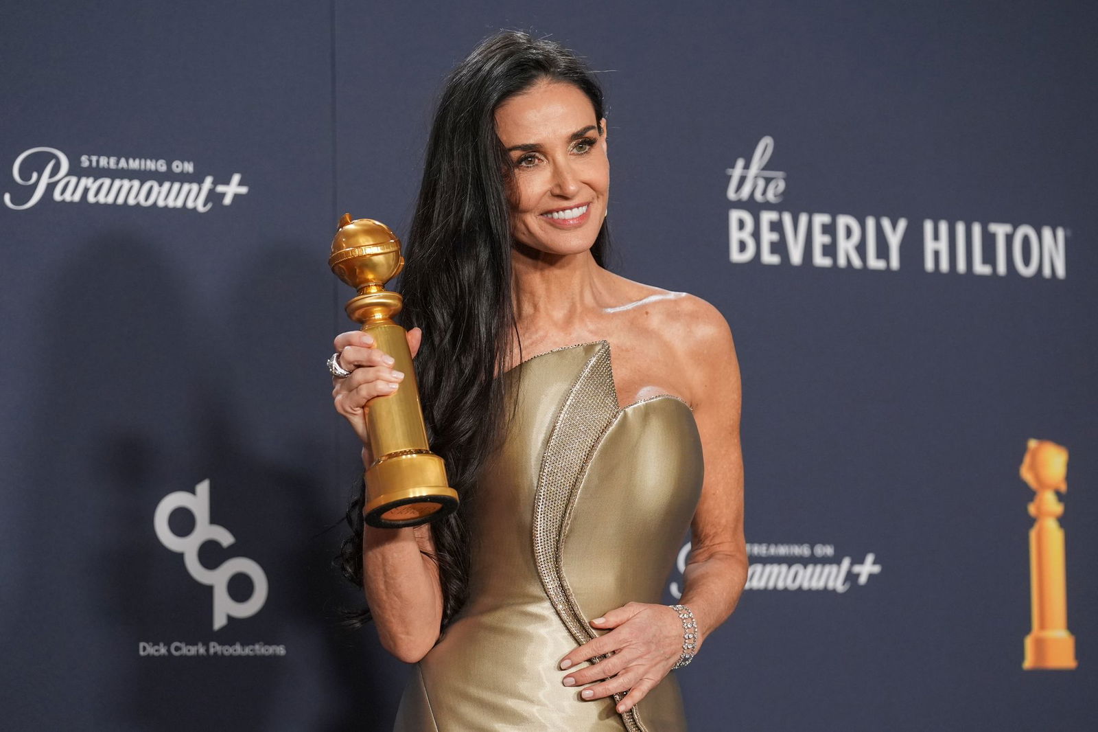 Mit 62 Jahren gewinnt Demi Moore ihren ersten Golden Globe. 