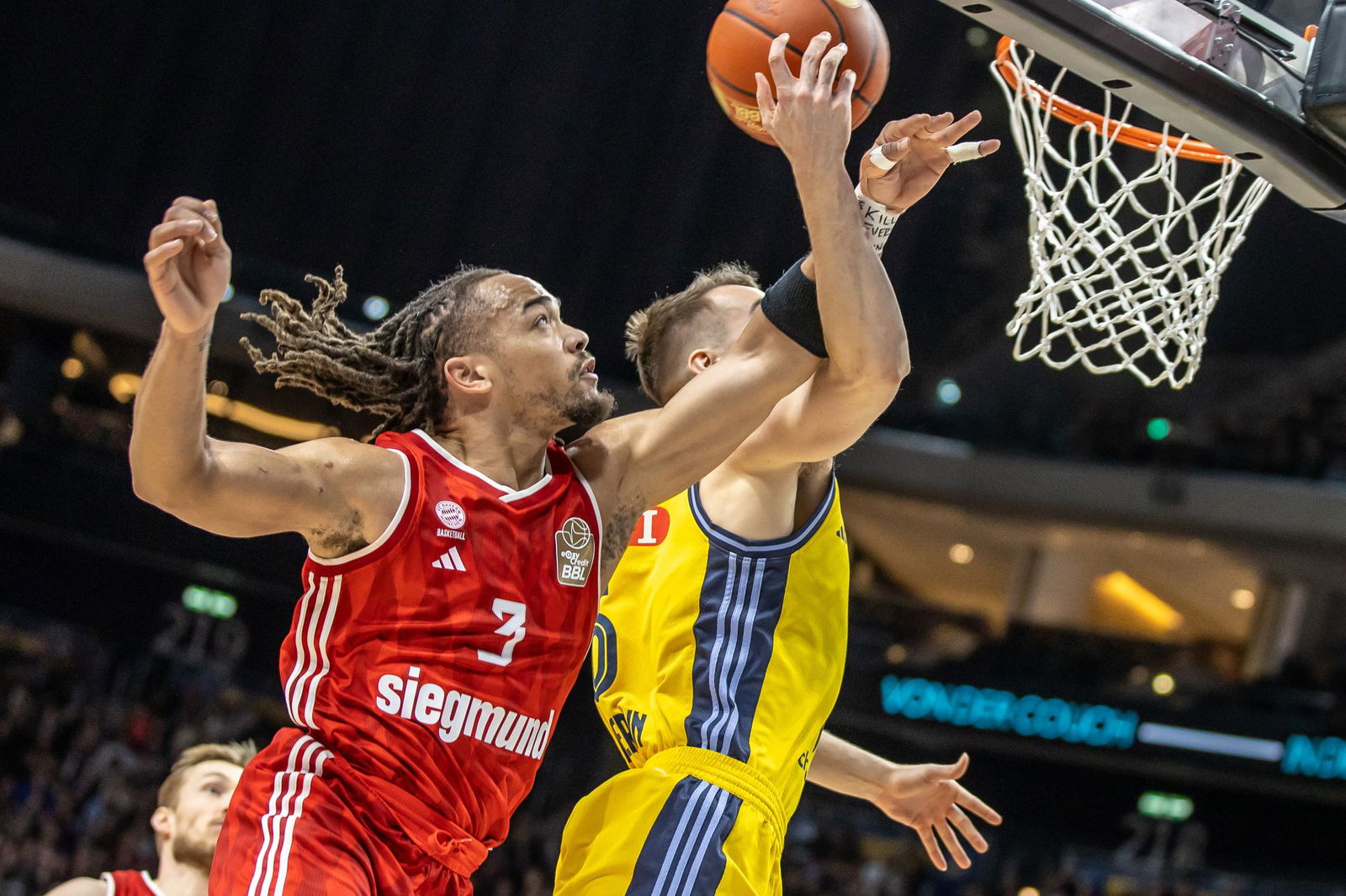 Bayerns Carsen Edwards steigt Albas Malte Delow zum Korb hoch