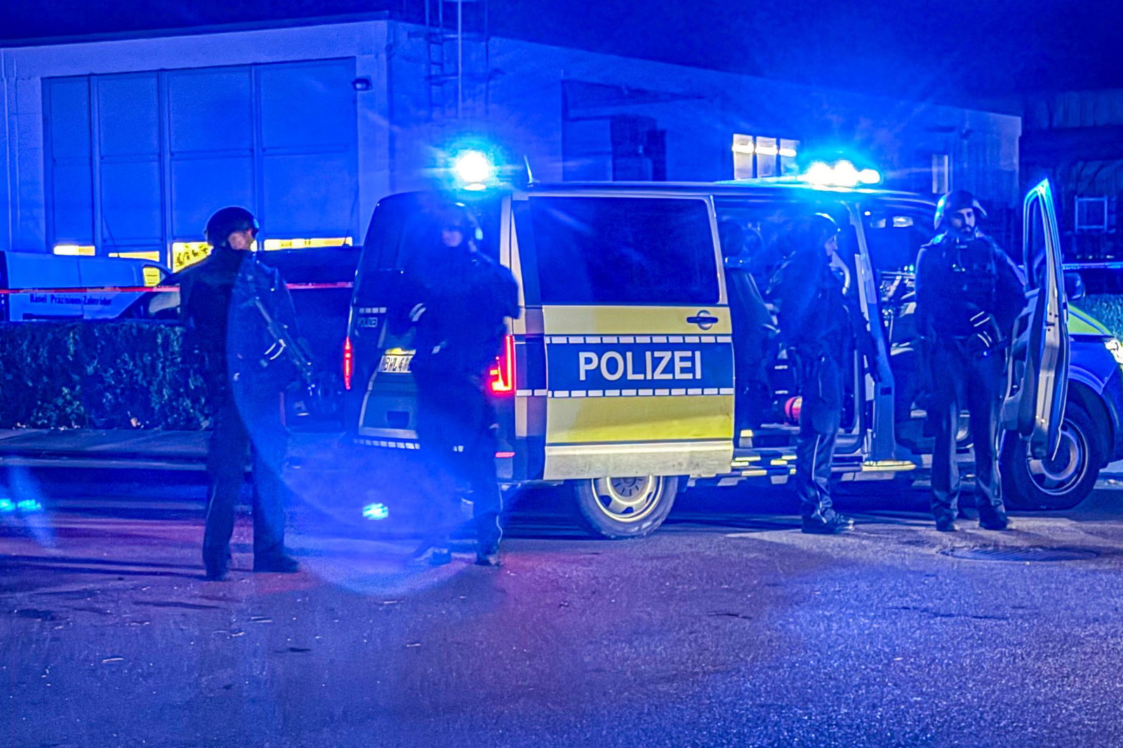 Polizisten sind bei einer Maschinenbaufirma im Einsatz.