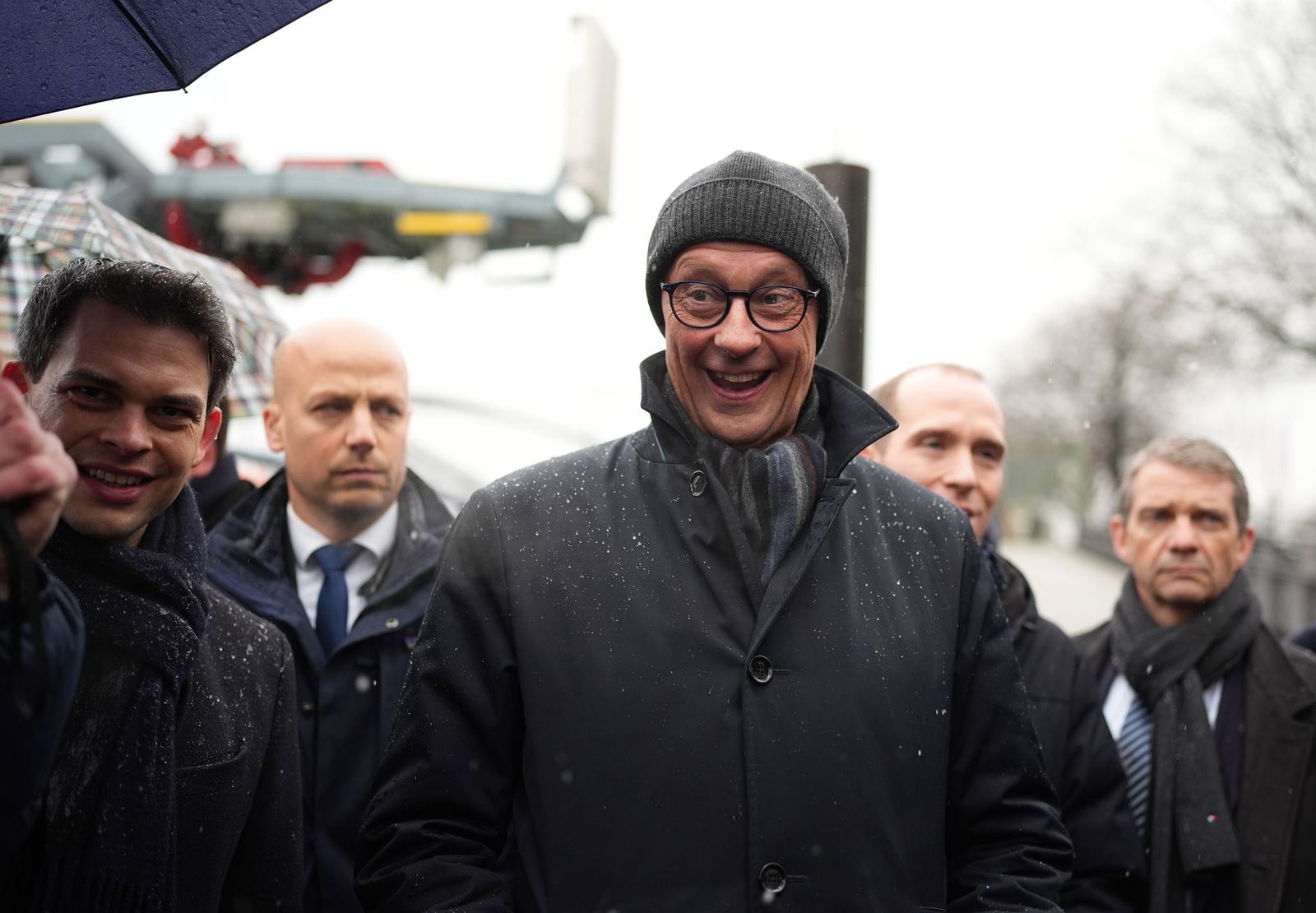 Unionskanzlerkandidat Friedrich Merz vor Beginn der CDU-Klausur beim Besuch des Hamburger Hafens.