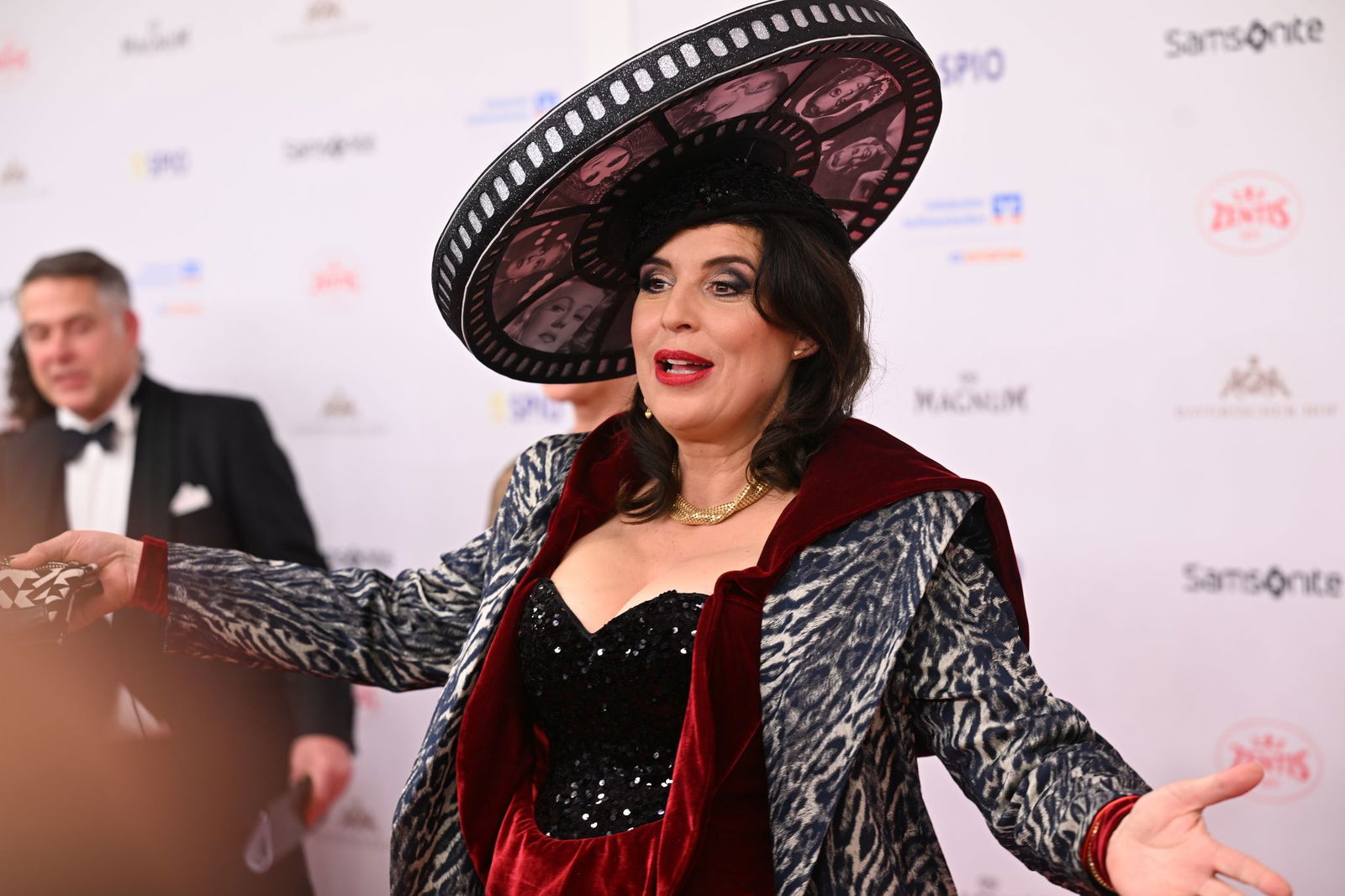 Das wohl auffälligste Outfit des Abends: Elena Uhlig mit Filmrollen-Hut.