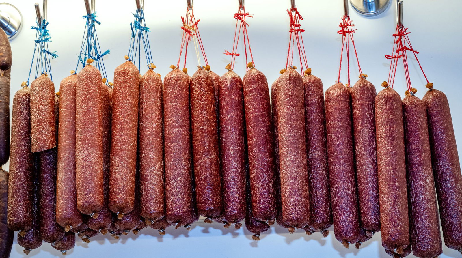 Tonnenweise Wildwürste und Co: Jäger und Jägerinnen haben mehr Wildfleisch vermarktet als in der Vorsaison. (Symbolfoto)