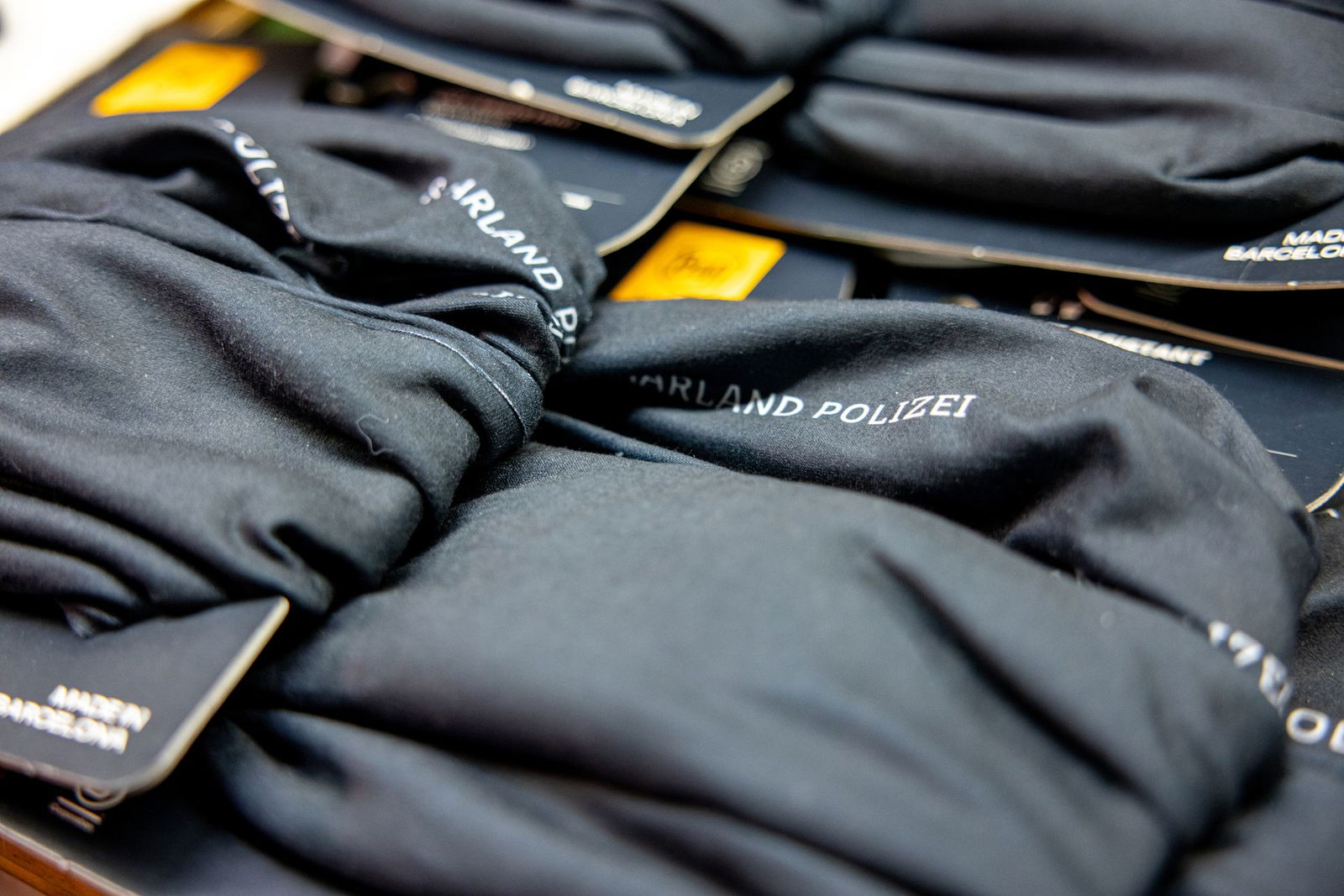 Mit der schnellen Anschaffung von Schnittschutzschals für Polizisten hat das saarländische Innenministerium laut Polizei-Gewerkschaft GdP bundesweite Anerkennung geerntet. (Symbolbild)