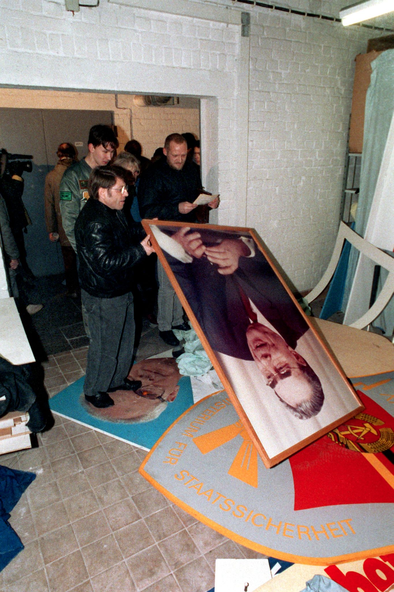 Die Bilder der einst Mächtigen, darunter der damals schon verstorbene Sowjetführer Leonid Breschnew und der ehemalige DDR-Staatschef Erich Honecker, standen bei den Demonstranten am 15. Januar 1990 nicht mehr hoch im Kurs. (Archivbild)