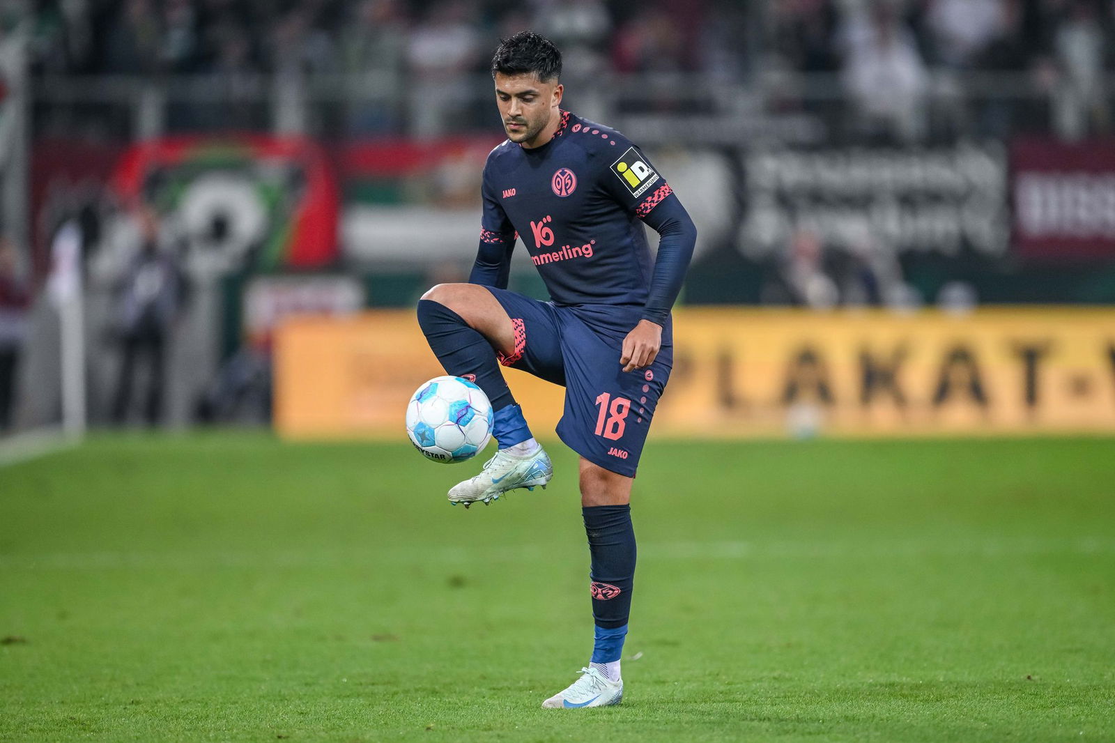 Nadiem Amiri am Ball.