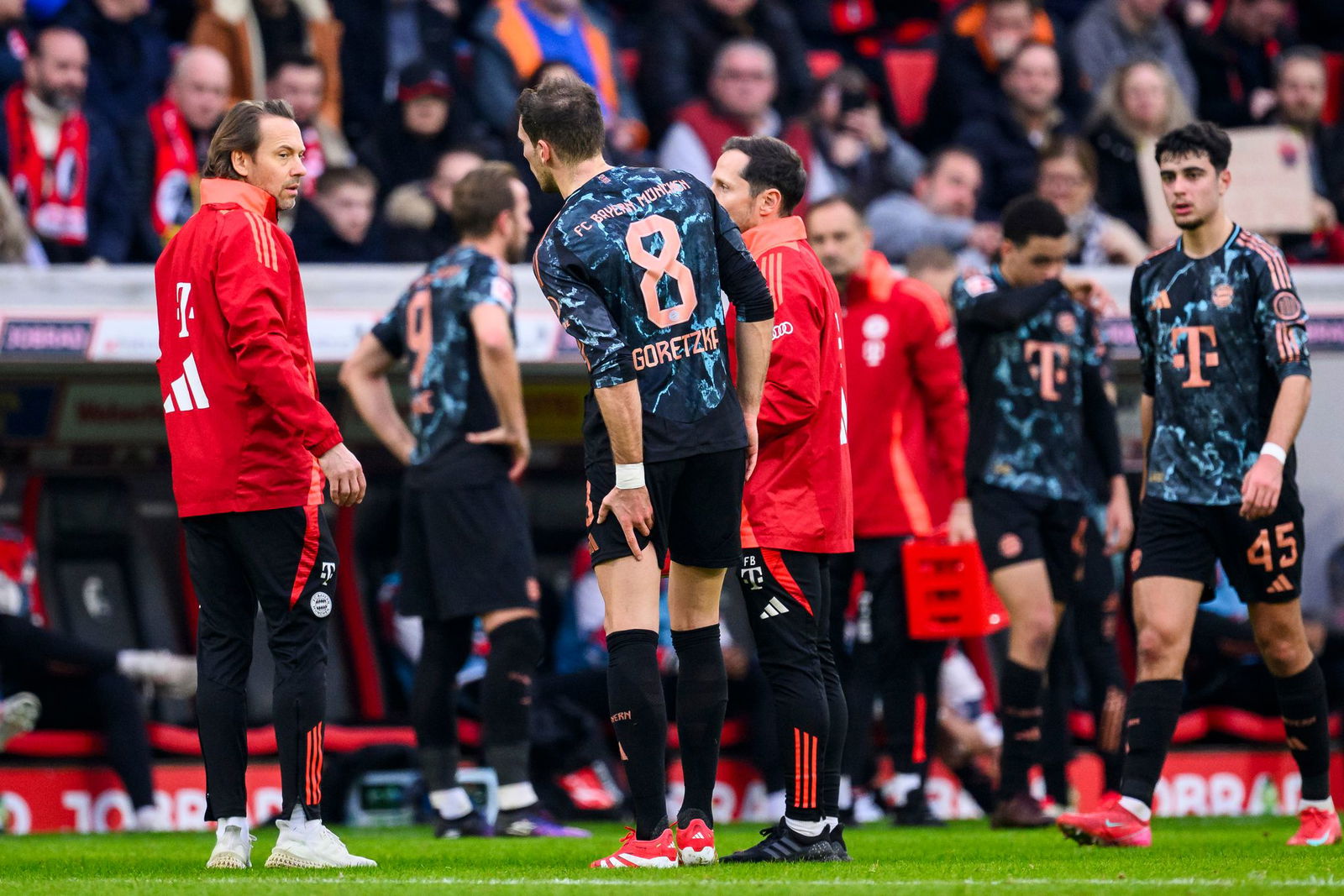 Der linke Oberschenkel zwickt: Für Leon Goretzka war schon vor der Pause Schluss.