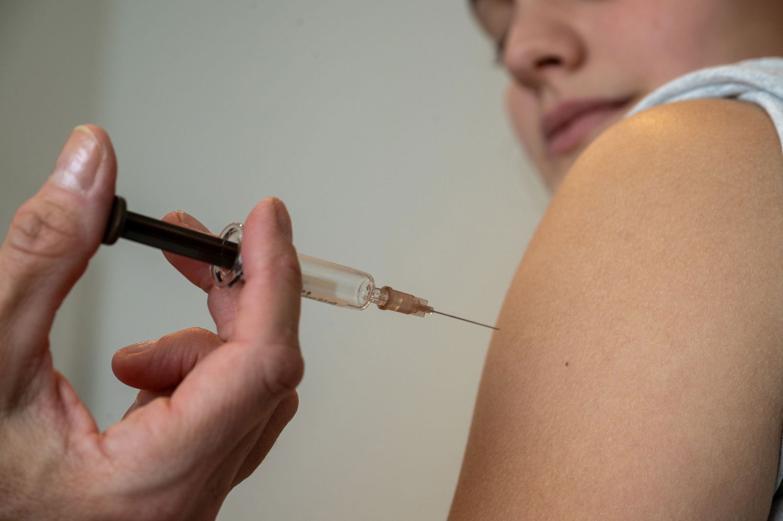 HPV-Impfung in einer Frauenarztpraxis. Bis zum Alter von 18 Jahren wird die Impfung von der Krankenkasse übernommen.