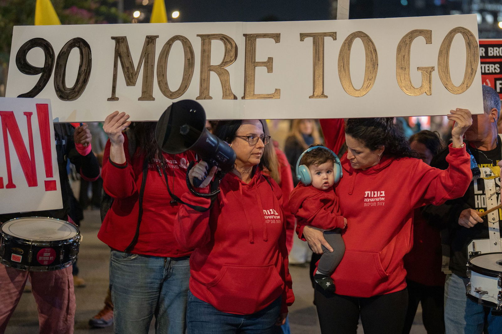Angehörige der Geiseln fordern die Freilassung auch der restlichen Geiseln in Gaza. 