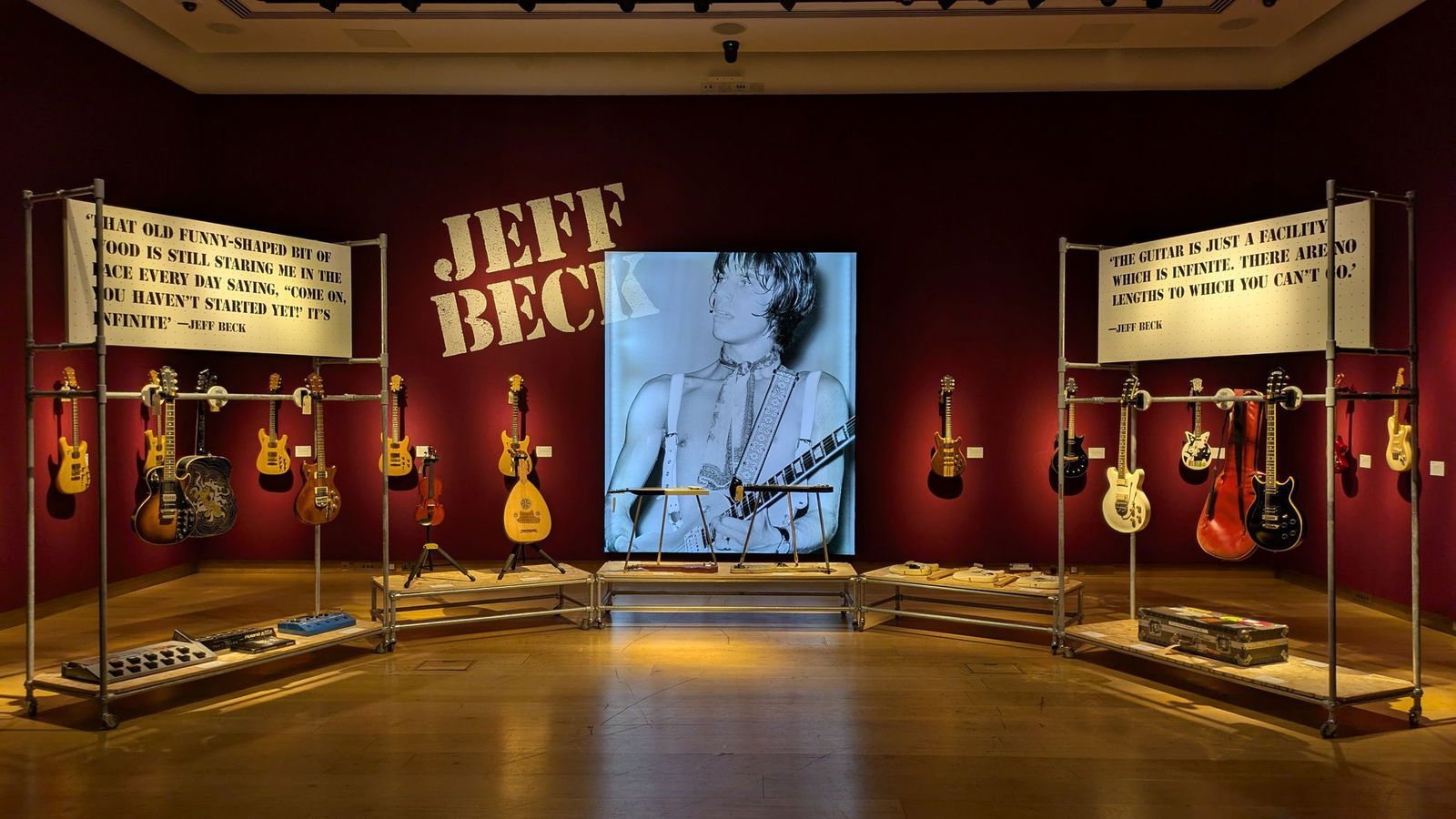 In den Räumen des Londoner Auktionshauses Christie's ist die Gitarrensammlung von Jeff Beck ausgestellt, bevor sie versteigert wird.