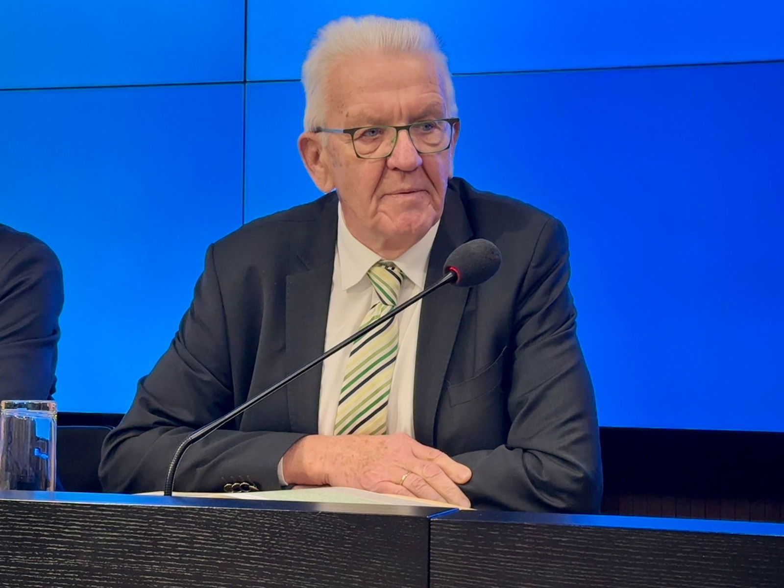 Winfried Kretschmann (Grüne), Ministerpräsident von Baden-Württemberg, spricht in Stuttgart bei einer Pressekonferenz. (Archivfoto)