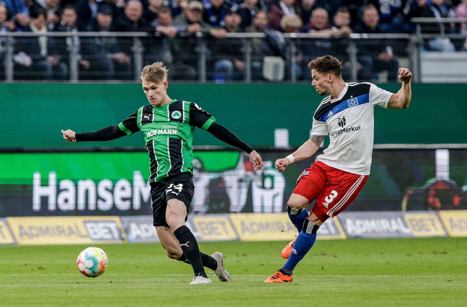 Marco John (l) wechselt ablösefrei zur SpVgg Greuther Fürth. Dorthin war er bereits einmal ausgeliehen.