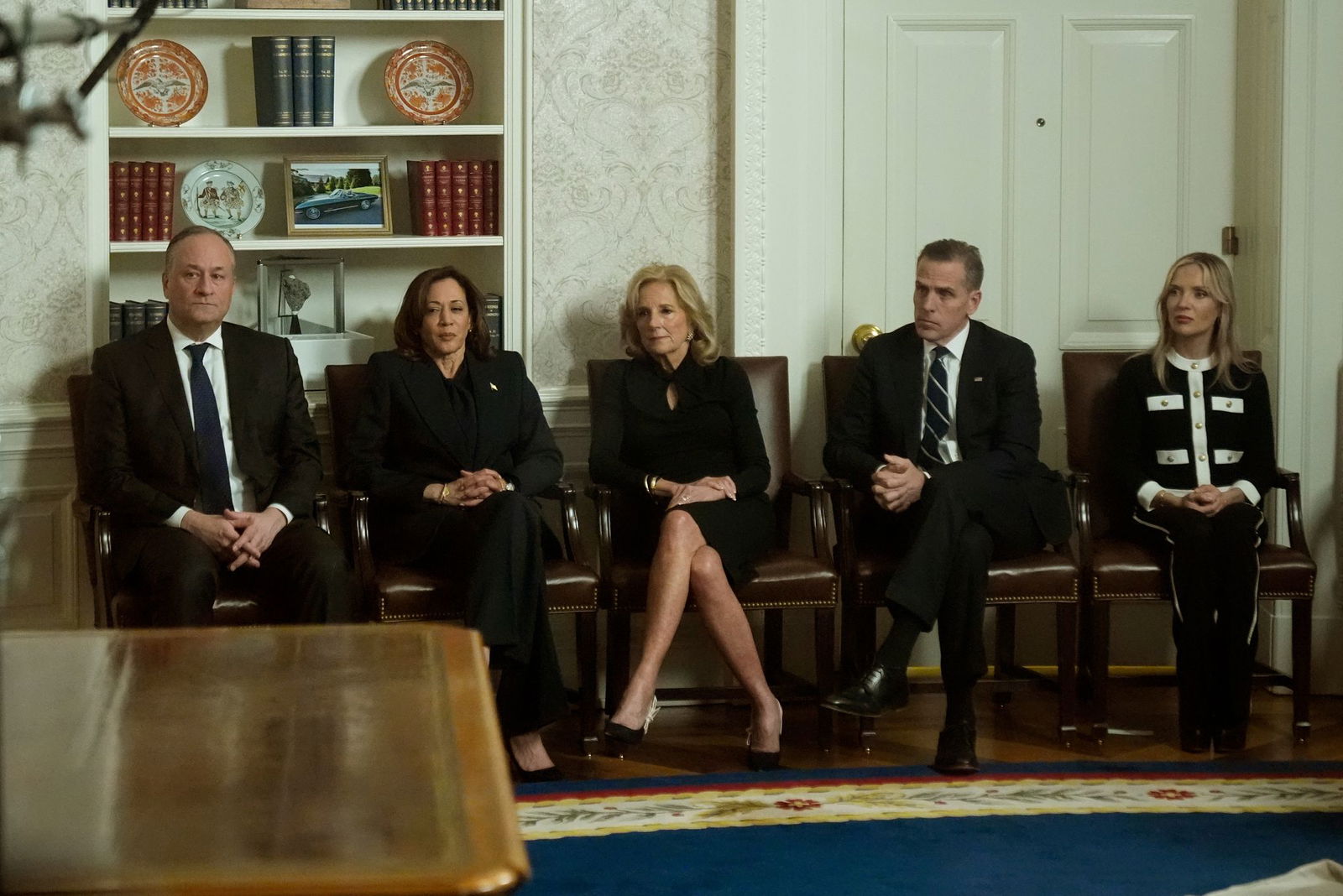 Bidens Vize Kamala Harris, First Lady Jill Biden und andere Vertraute verfolgten die Rede im Oval Office. 