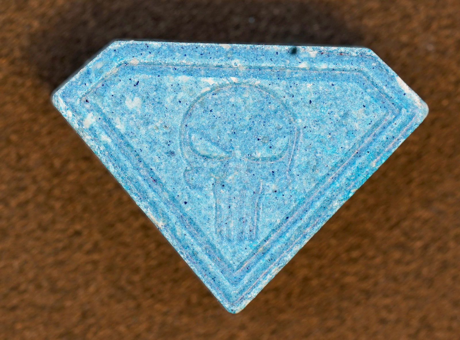 Sechs Mitglieder einer kriminellen Bande aus dem Großraum Stuttgart sollen unter anderem Drogenhändler zum Teil mit Waffengewalt gezwungen haben, ihre Drogen abzugeben, um diese selbst zu verkaufen. (Symbolbild)