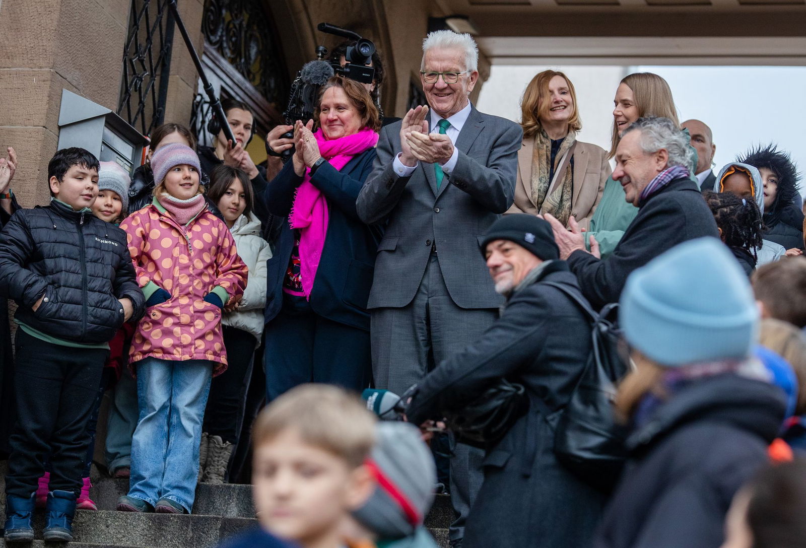 Werden an der Pragschule in Stuttgart freudig begrüßt: Ministerpräsident Winfried Kretschmann und Kultusministerin Theresa Schopper (beide Grüne). 