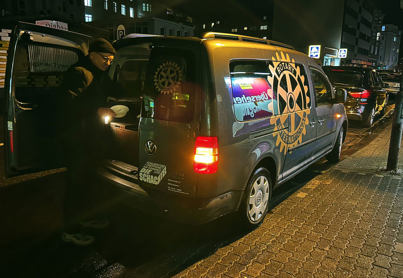 Im Kältebus hat Streetworker Jürgen Michel warmes Essen, Kaffee, Wasser und Schlafsäcke dabei.
