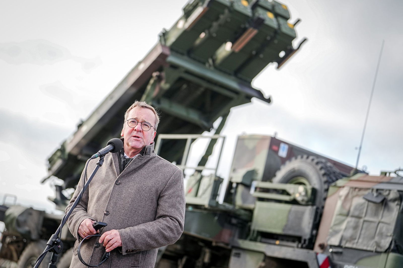Verteidigungsminister Boris Pistorius vor den Patriot-Flugabwehrsystemen der Bundeswehr, die im polnischen Rzeszow stationiert sind. (Foto aktuell)