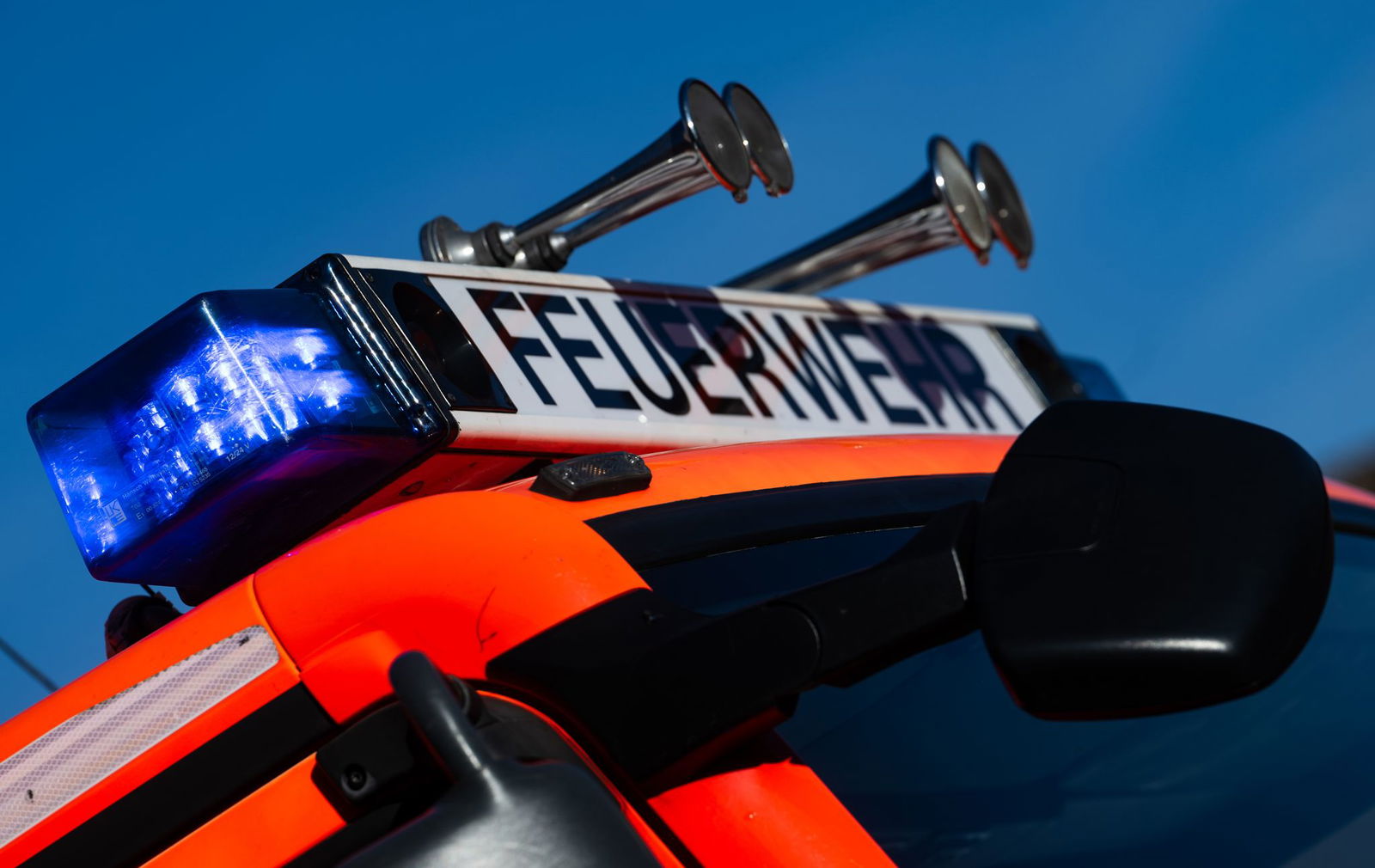 In der Südeifel ist ein Haus nach einem Dachstuhlbrand unbewohnbar. (Symbolbild)