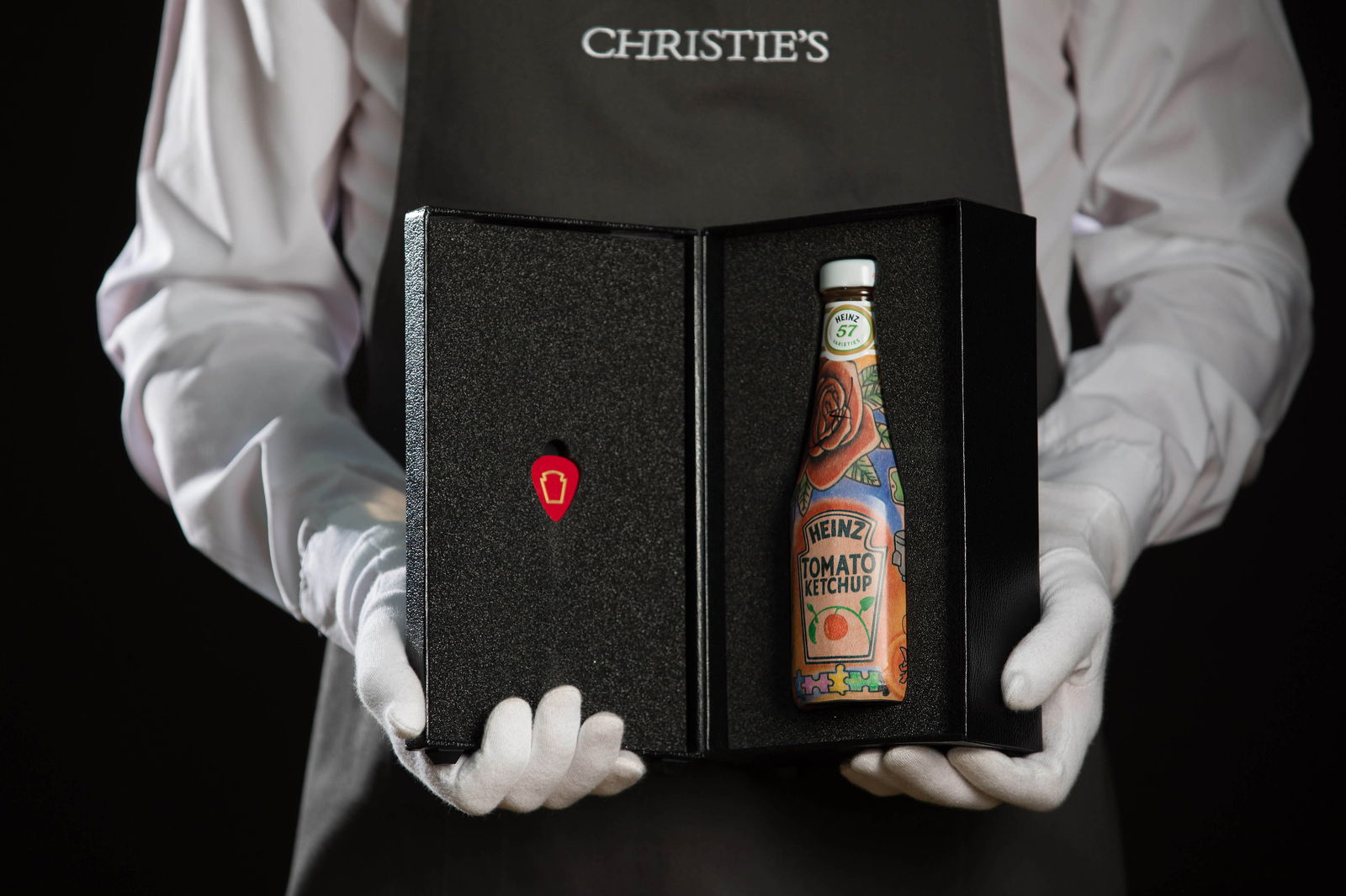 Jede der drei limitierten Flaschen der limitierten Heinz-Sonderedition wurde von Ed Sheeran signiert und in einer Collector’s Box samt Gitarren-Plektrum präsentiert