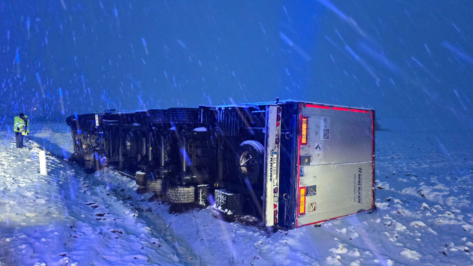 In Hunsrück und Eifel sorgt Schnee für Unfälle und Verkehrsbehinderungen.
