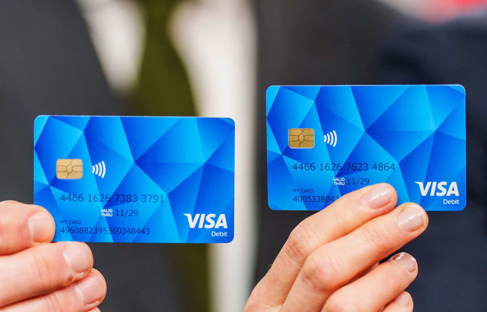 In Rheinland-Pfalz sollen Geflüchtete bis zu 130 Euro mit der Bezahlkarte am Automaten abheben können. (Symbolbild)