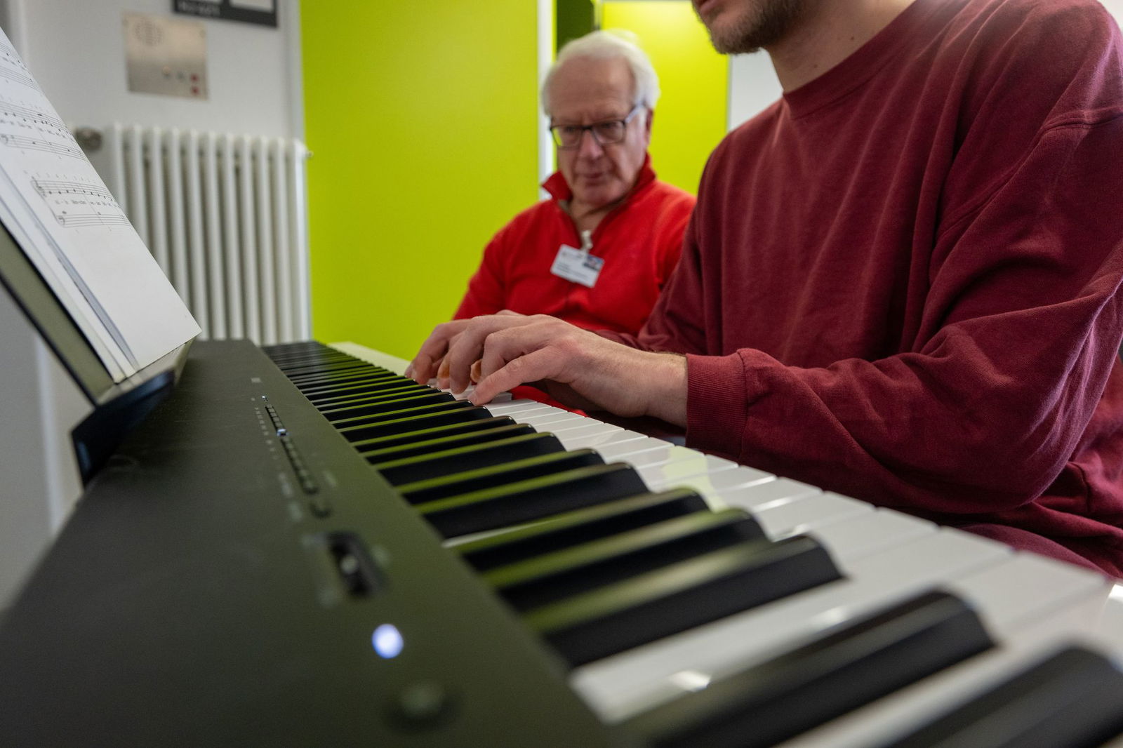 Der Lehrer sieht bei Vlady gute Fortschritte. (Archivbild)