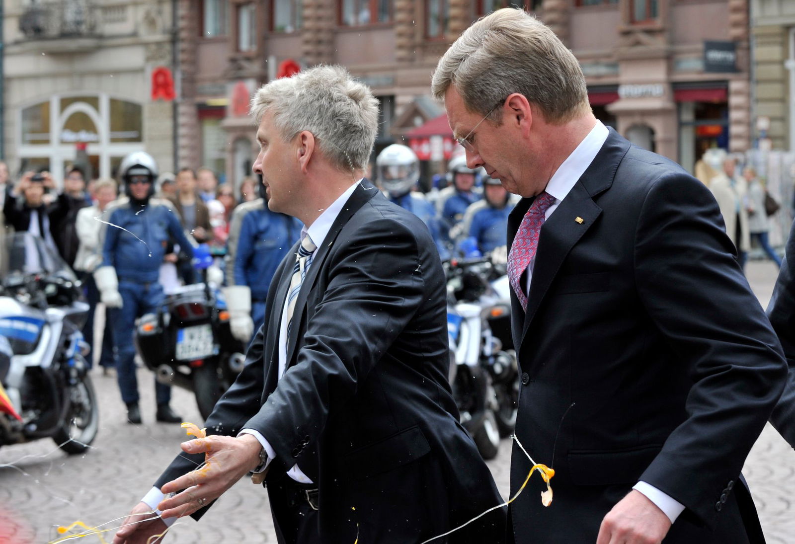 Wulff (r) ist nicht der Einzige, der im April 2011 getroffen wird. (Archivbild)
