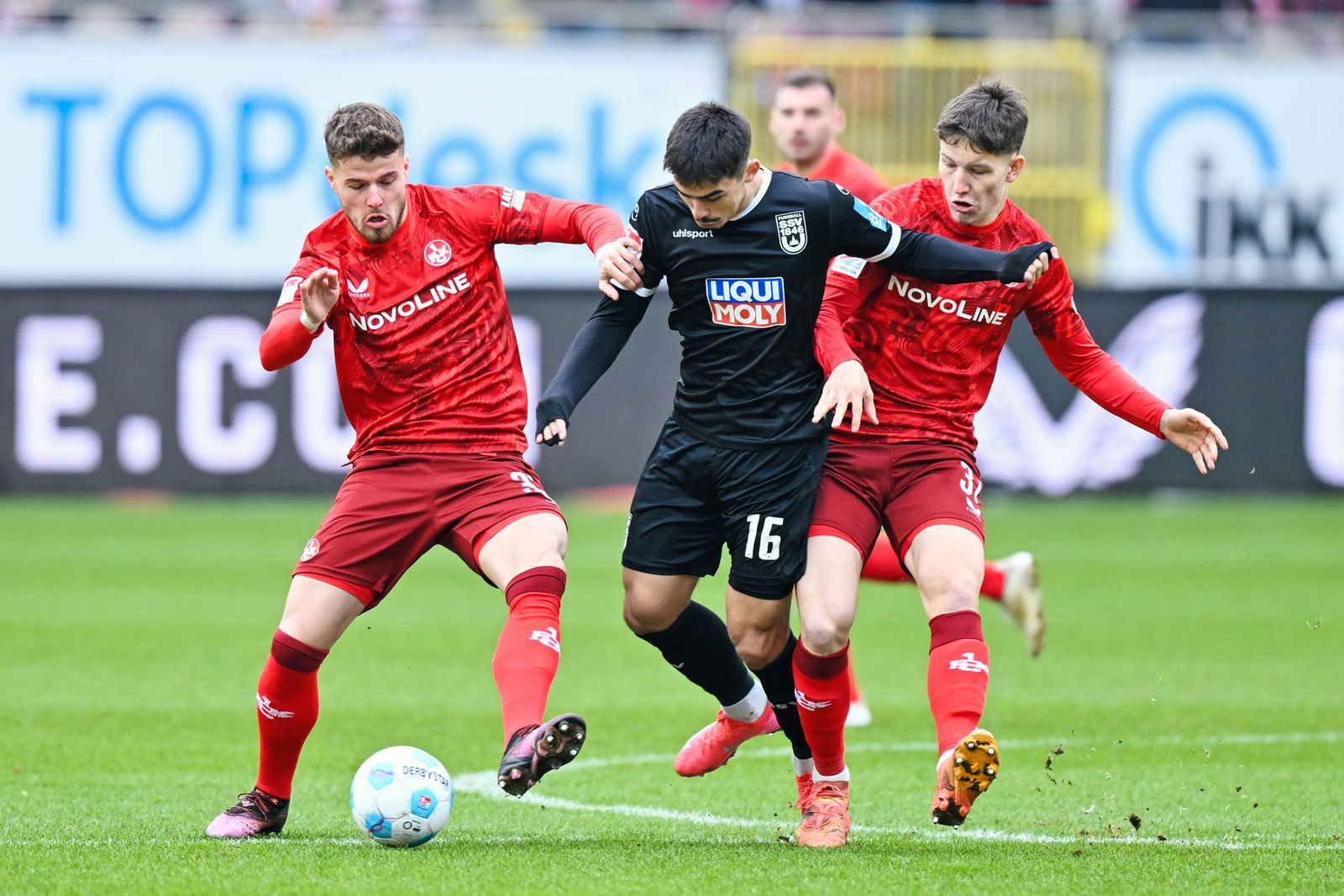 Im Mittelfeld gab es zahlreiche Zweikämpfe.