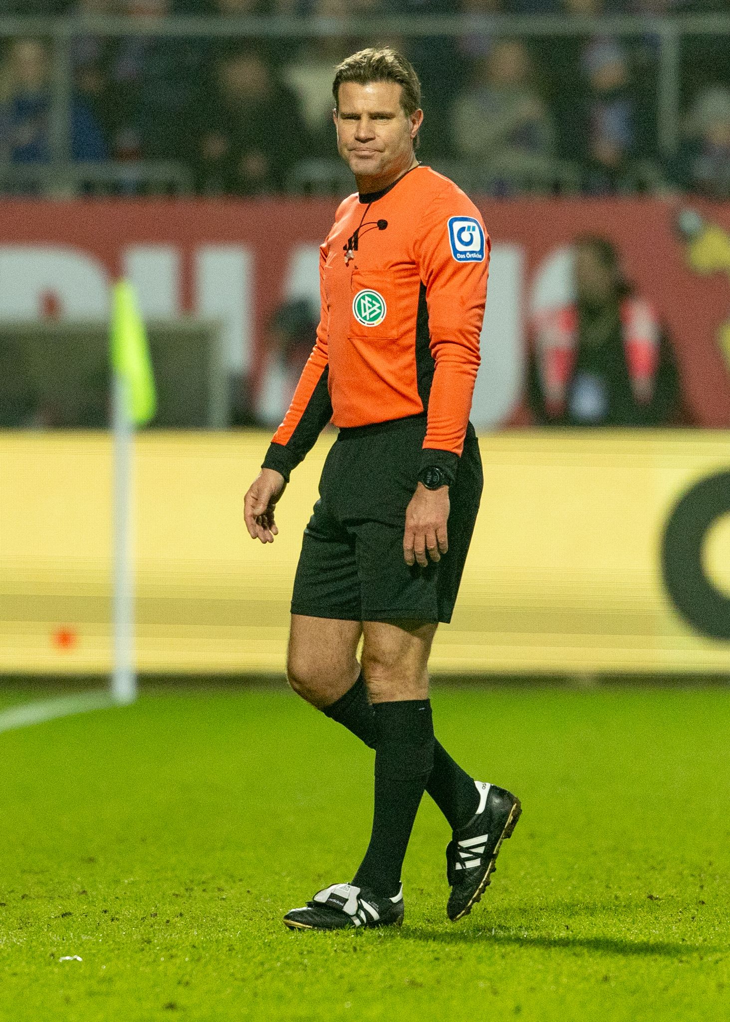 Verletzt ausgewechselt: Schiedsrichter Felix Brych beim Spiel in Kiel.