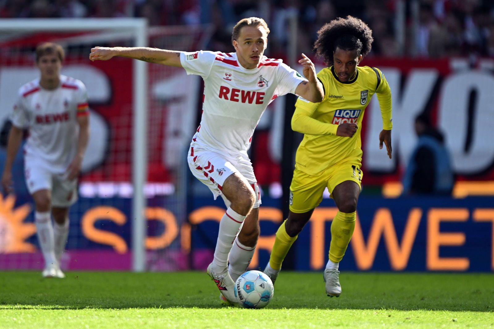 Jayden Nelson (r) verlässt den SSV Ulm in Richtung Kanada.