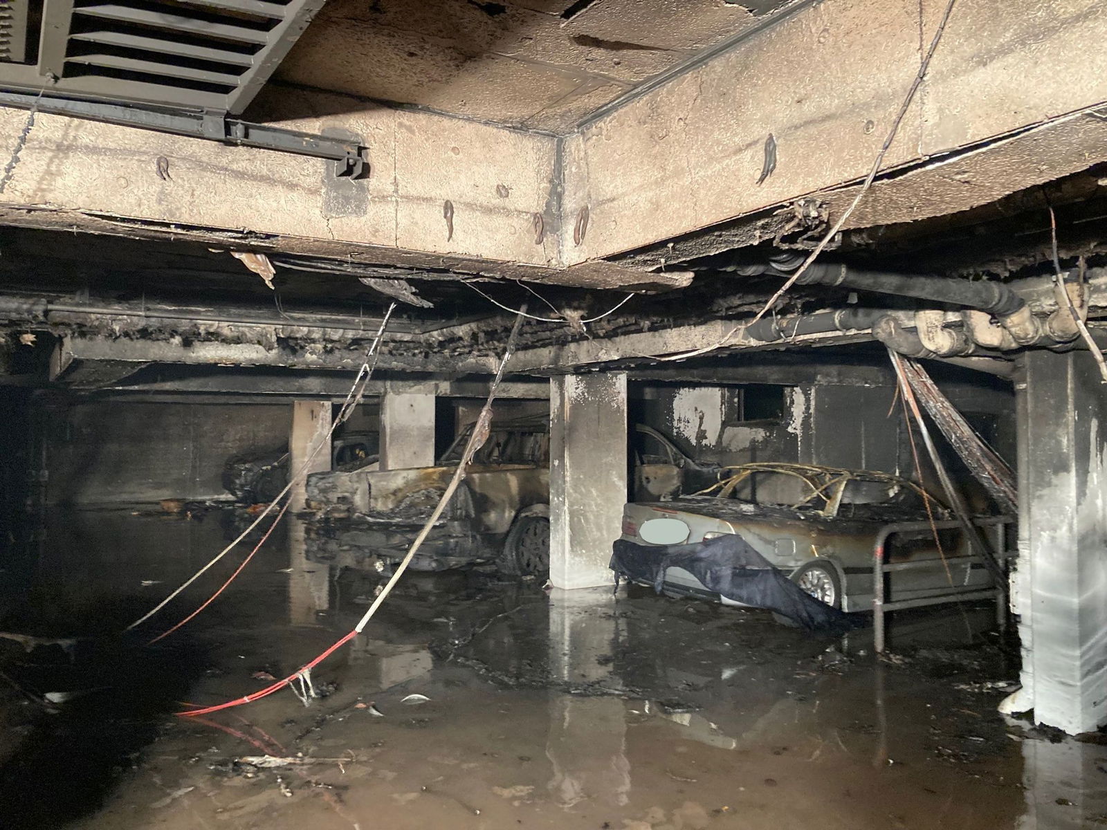 Bei dem Feuer sind vier Autos ausgebrannt.