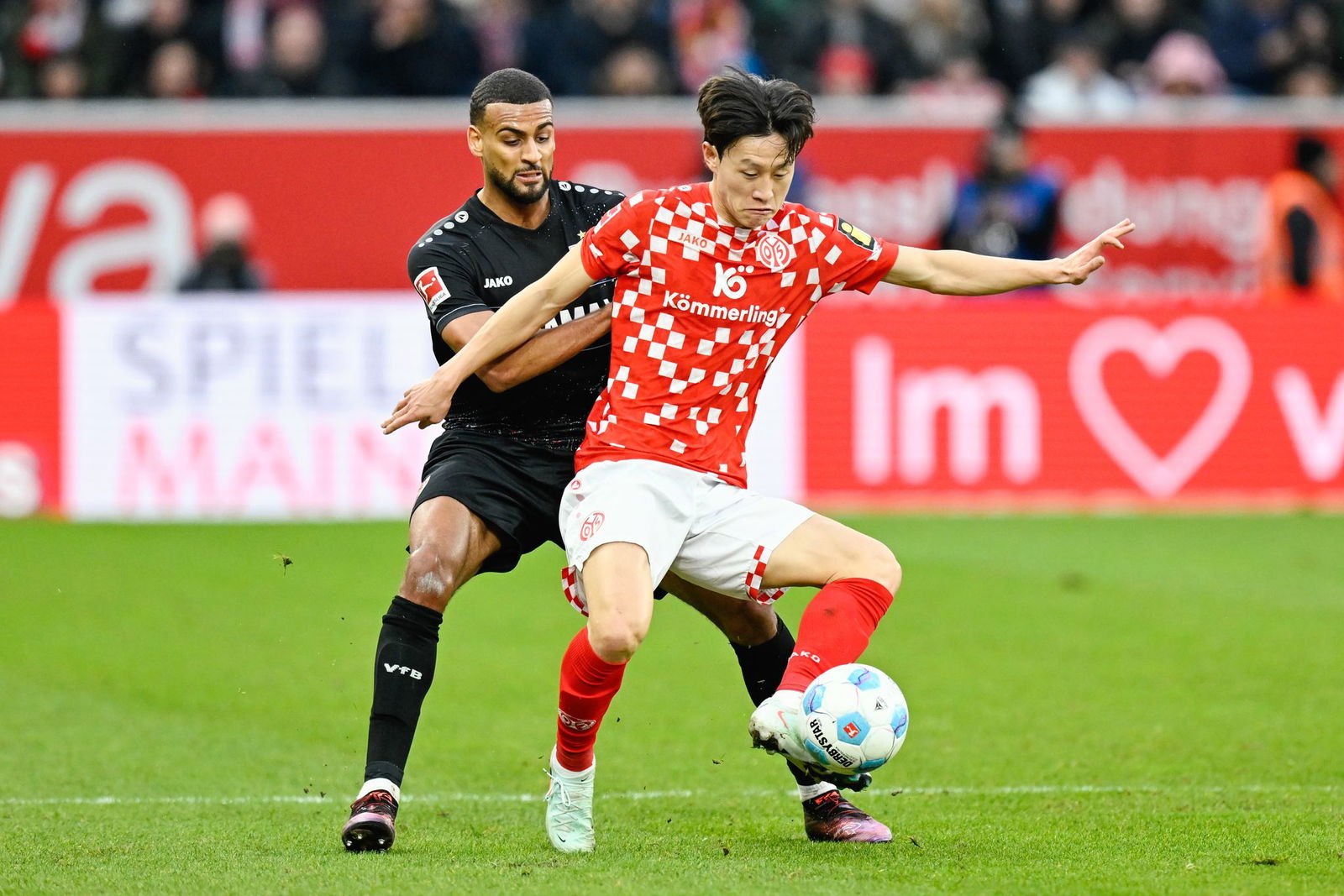 Stuttgarts Josha Vagnoman (l) und Jae-Sung Lee von Mainz 05 lieferten sich ein packendes Duell.