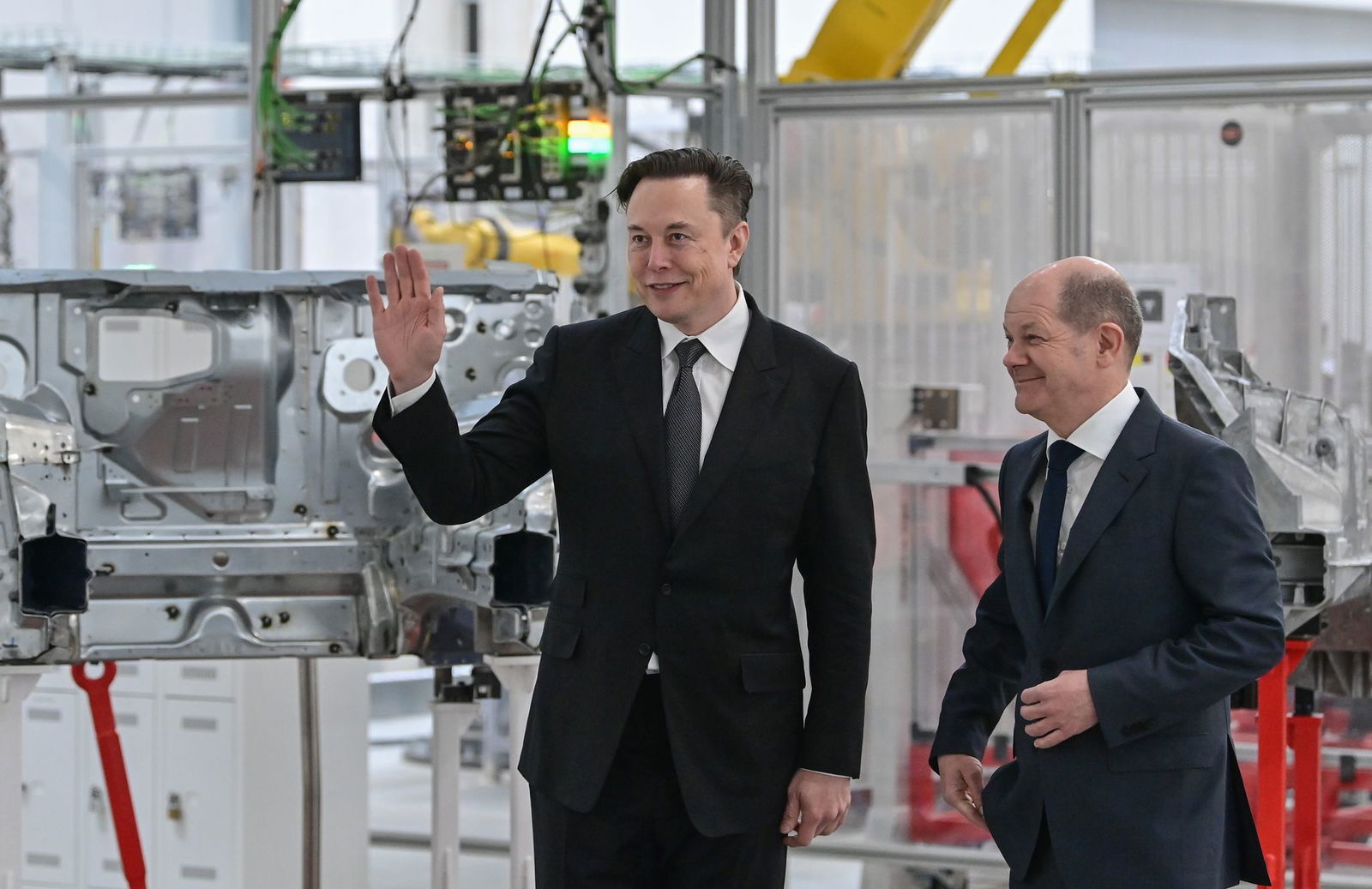 Musk (l) und Scholz während der Eröffnung der Tesla-Fabrik in Grünheide. (Archivbild)