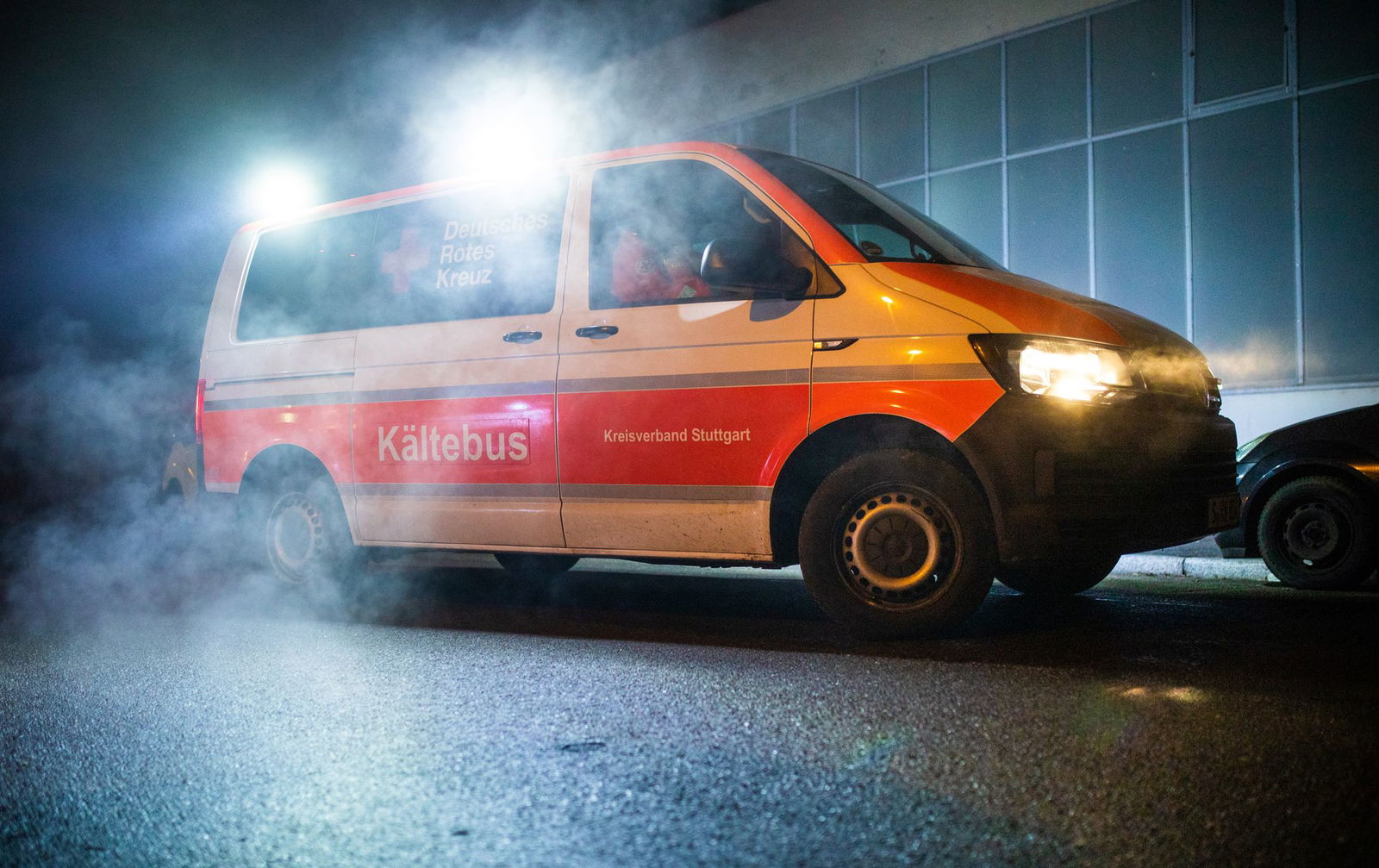 Bei sehr tiefen Temperaturen ist der Kältebus in der Stadt unterwegs und versorgt Bedürftige.