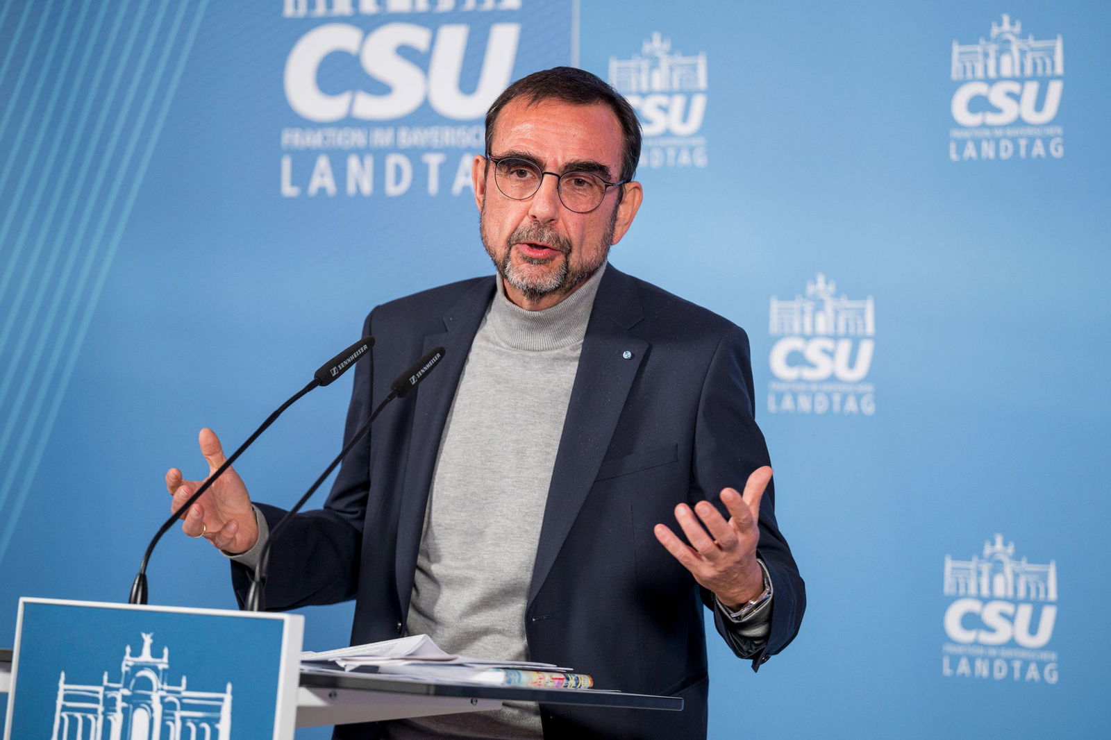 CSU-Fraktionschef Klaus Holetschek übt scharfe Kritik am Zustand der Deutschen Bahn. 