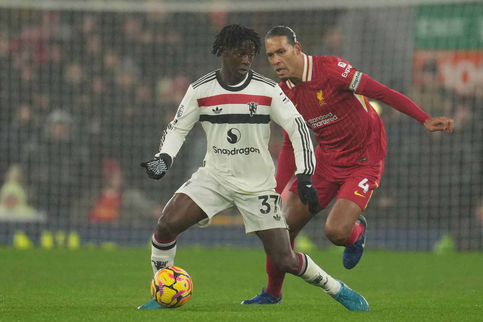 Der FC Liverpool mit Kapitän Virgil van Dijk (r) tat sich gegen Manchester United schwer.