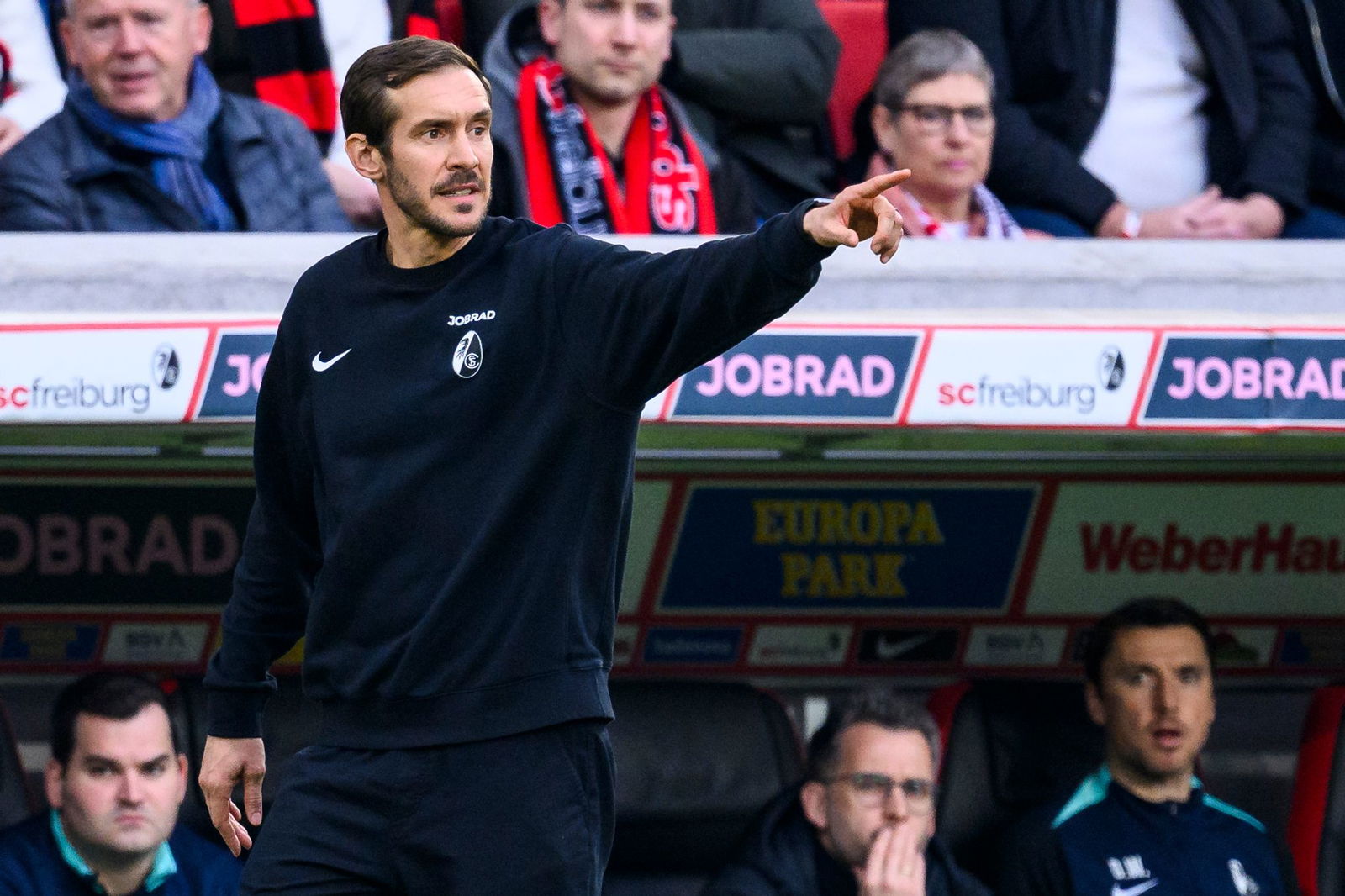 Da geht's lang: SC-Trainer Schuster will mit Freiburg wieder punkten.