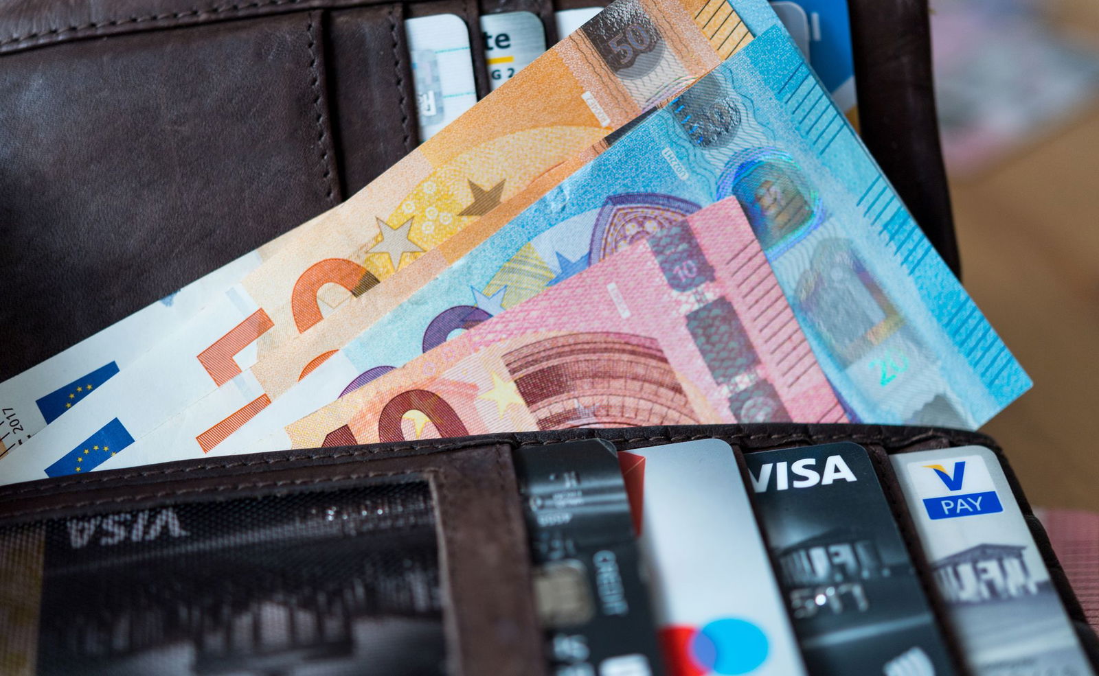 Ein 76-Jähriger in Nistertal ließ sich nicht von der großen Menge Geld beirren und gab pflichtgemäß eine gefundene Geldbörse ab. (Symbolbild)