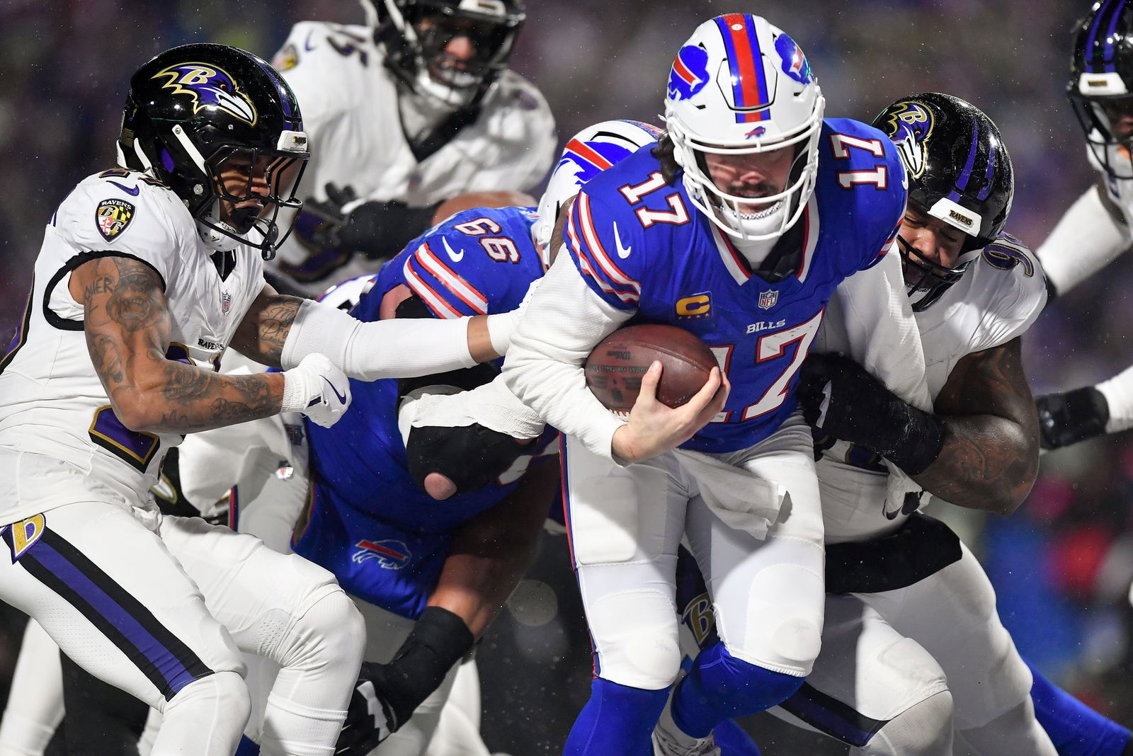 Josh Allen (rechts) erledigte, was erledigt werden musste für die Bills.