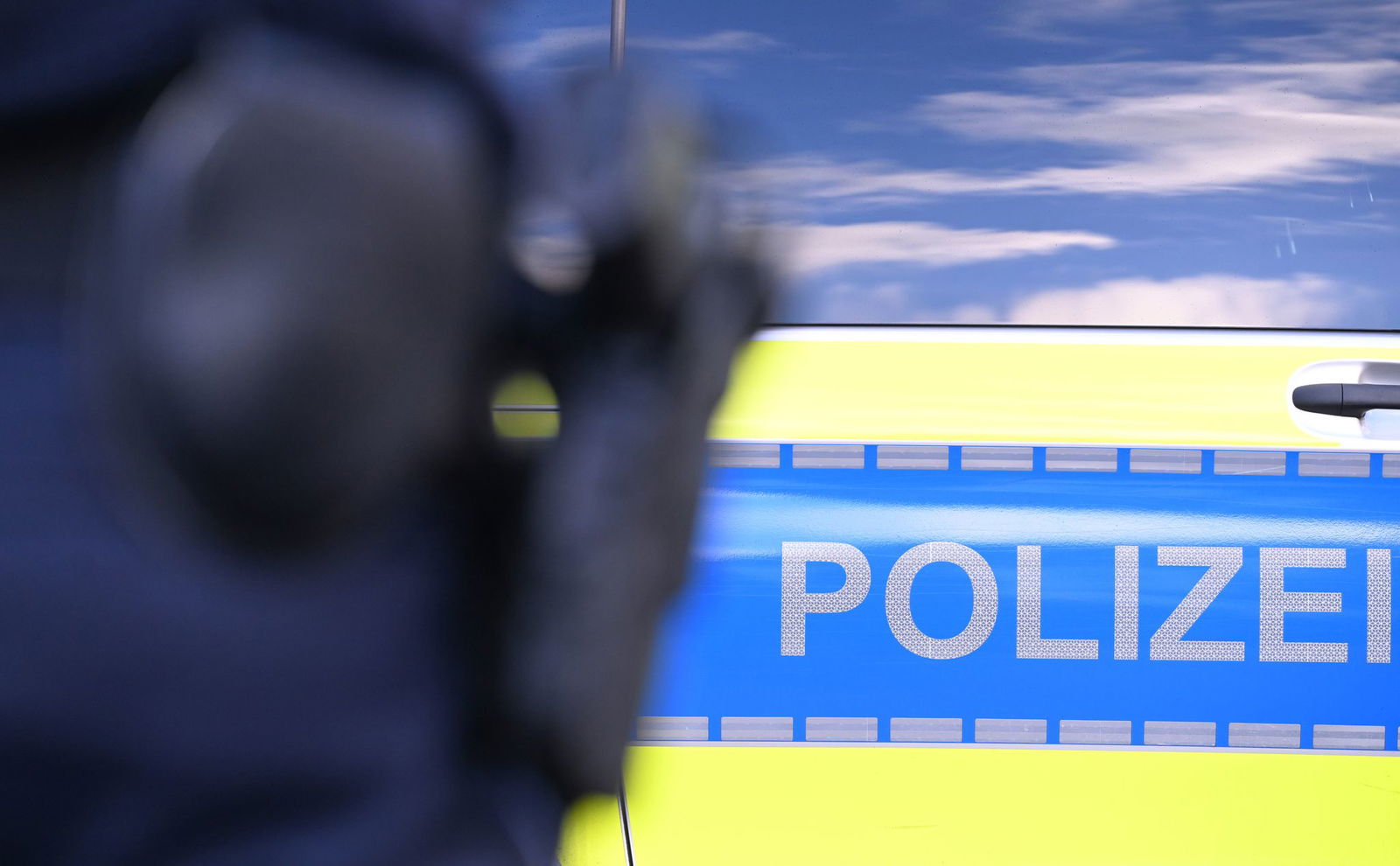 Villingen-Schwenningen: Bierflasche auf Polizeirevier geworfen. (Symbolbild)