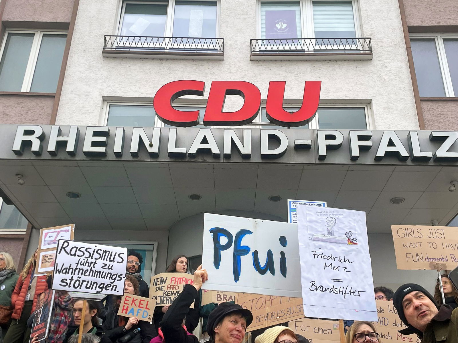 Die Demonstranten vor der Zentrale der rheinland-pfälzischen CDU hatten eine klare Meinung zu den Vorgängen im Bundestag vom Mittwoch. 