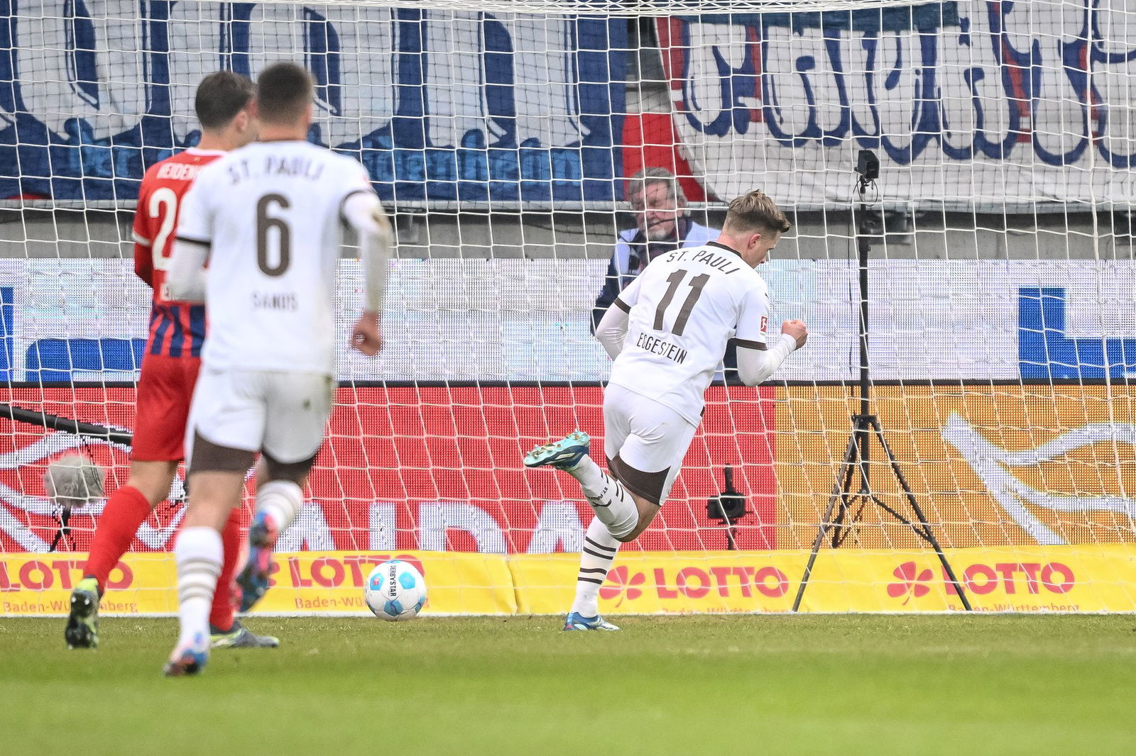 Dreht jubelnd ab: Johannes Eggestein nach dem Führungstor.